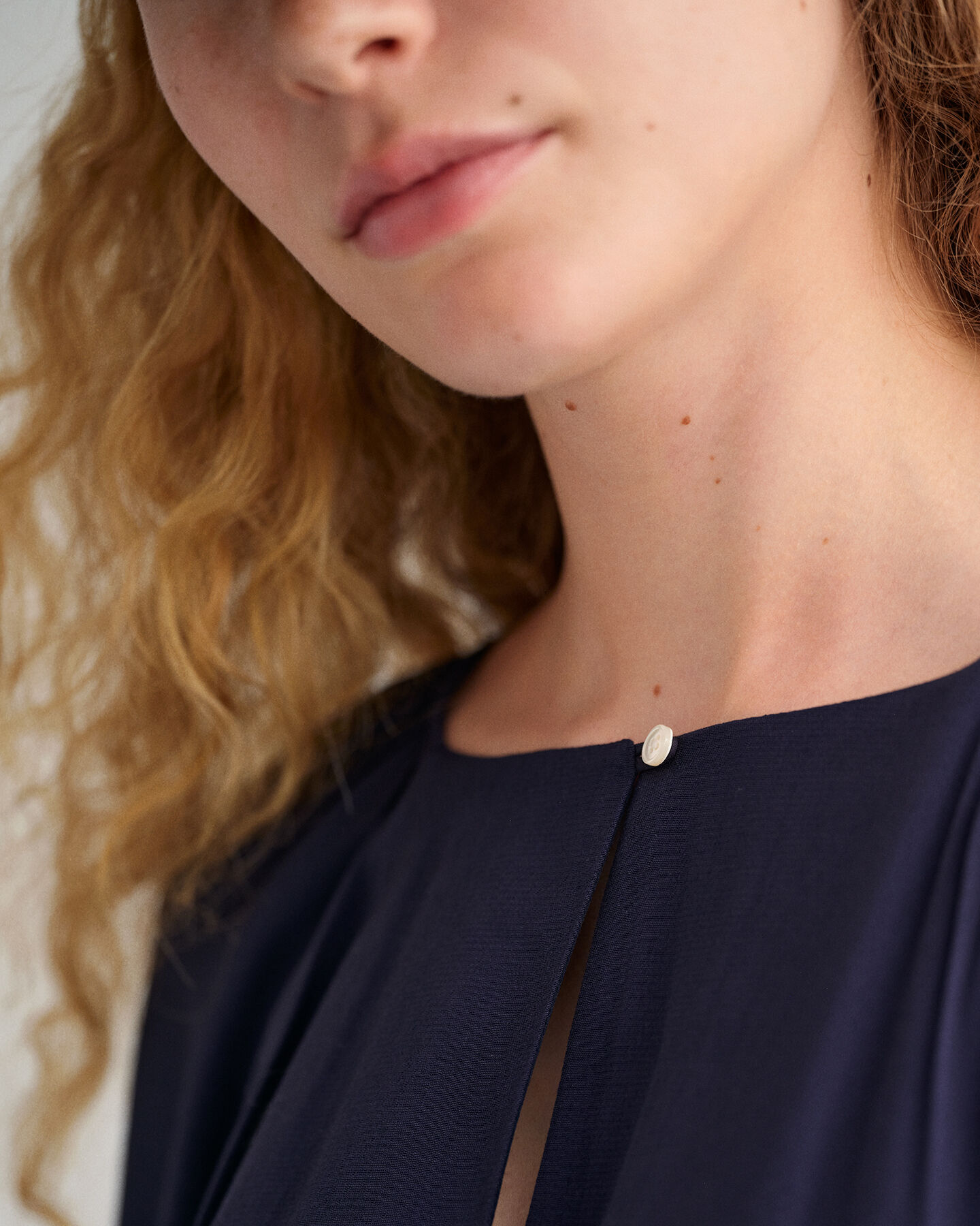 Kjole med bådudskæring