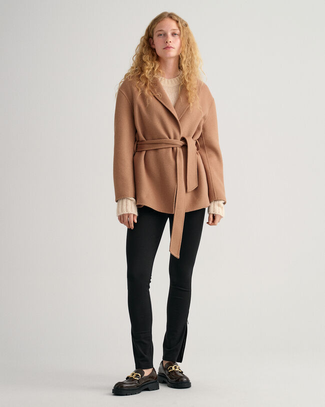 Håndsyet blazer med bælte