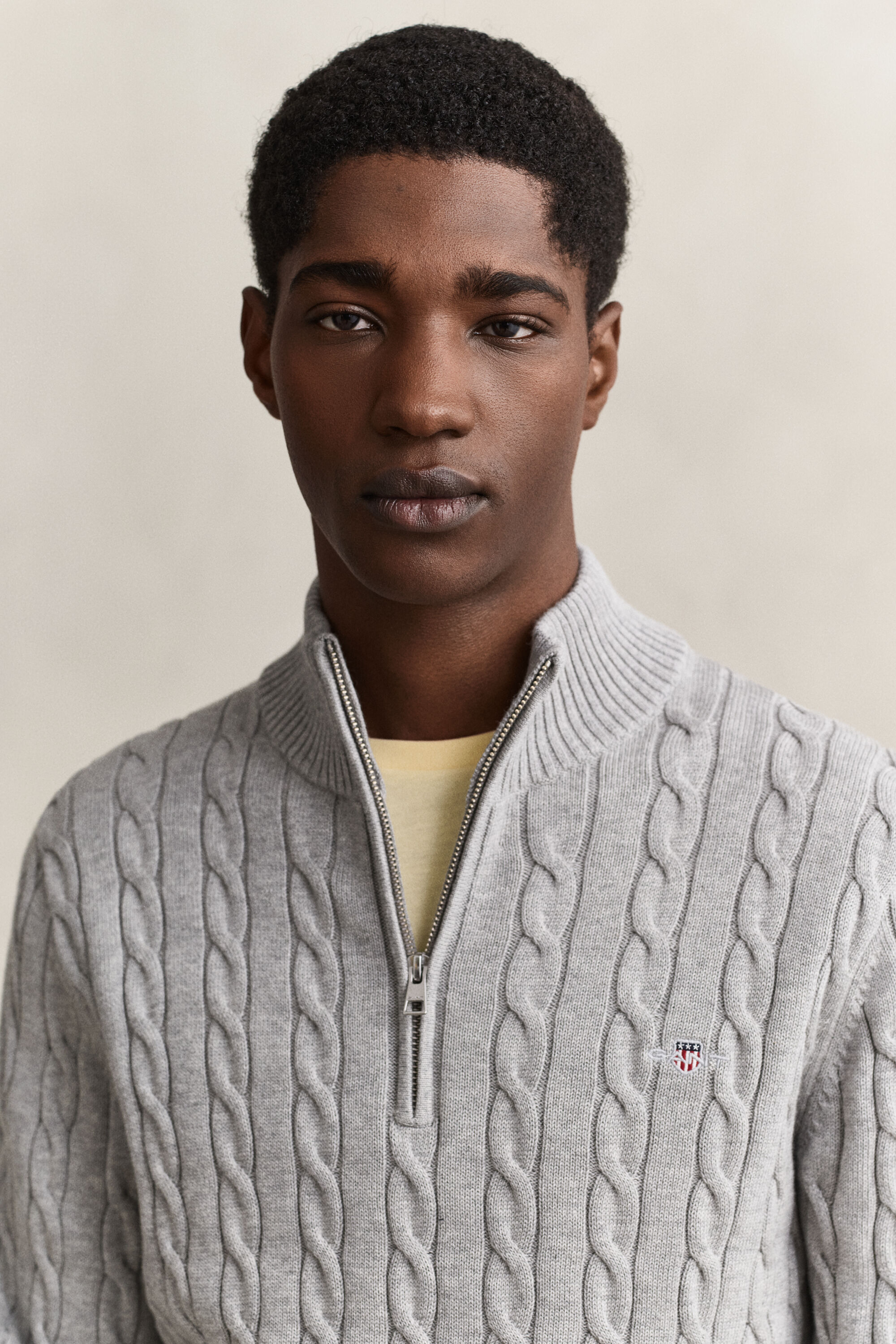 Kabelstrikket sweater af bomuld med halv lynlås