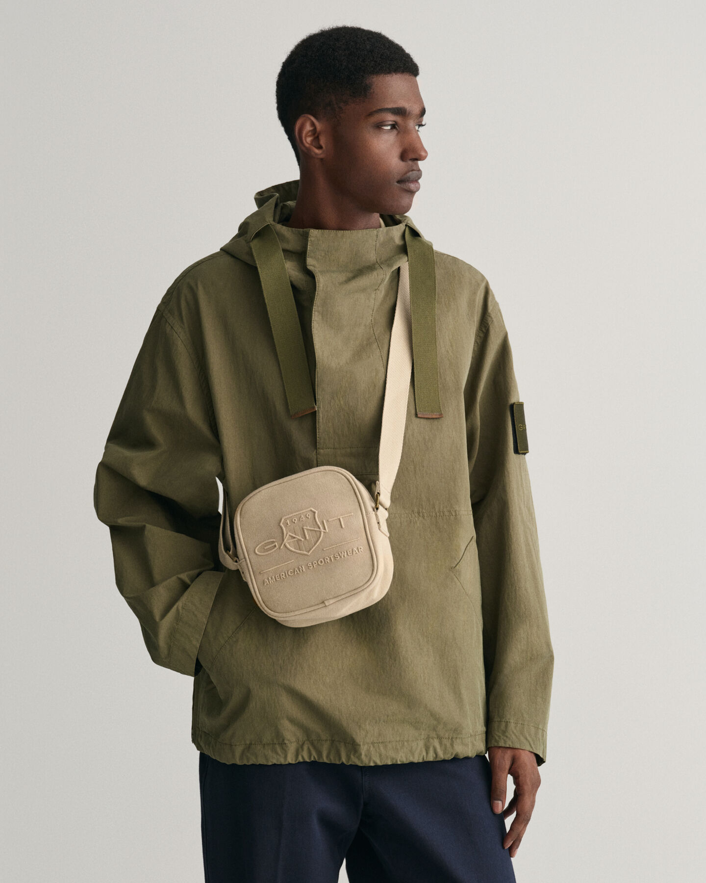 Tonal Shield crossbody-taske