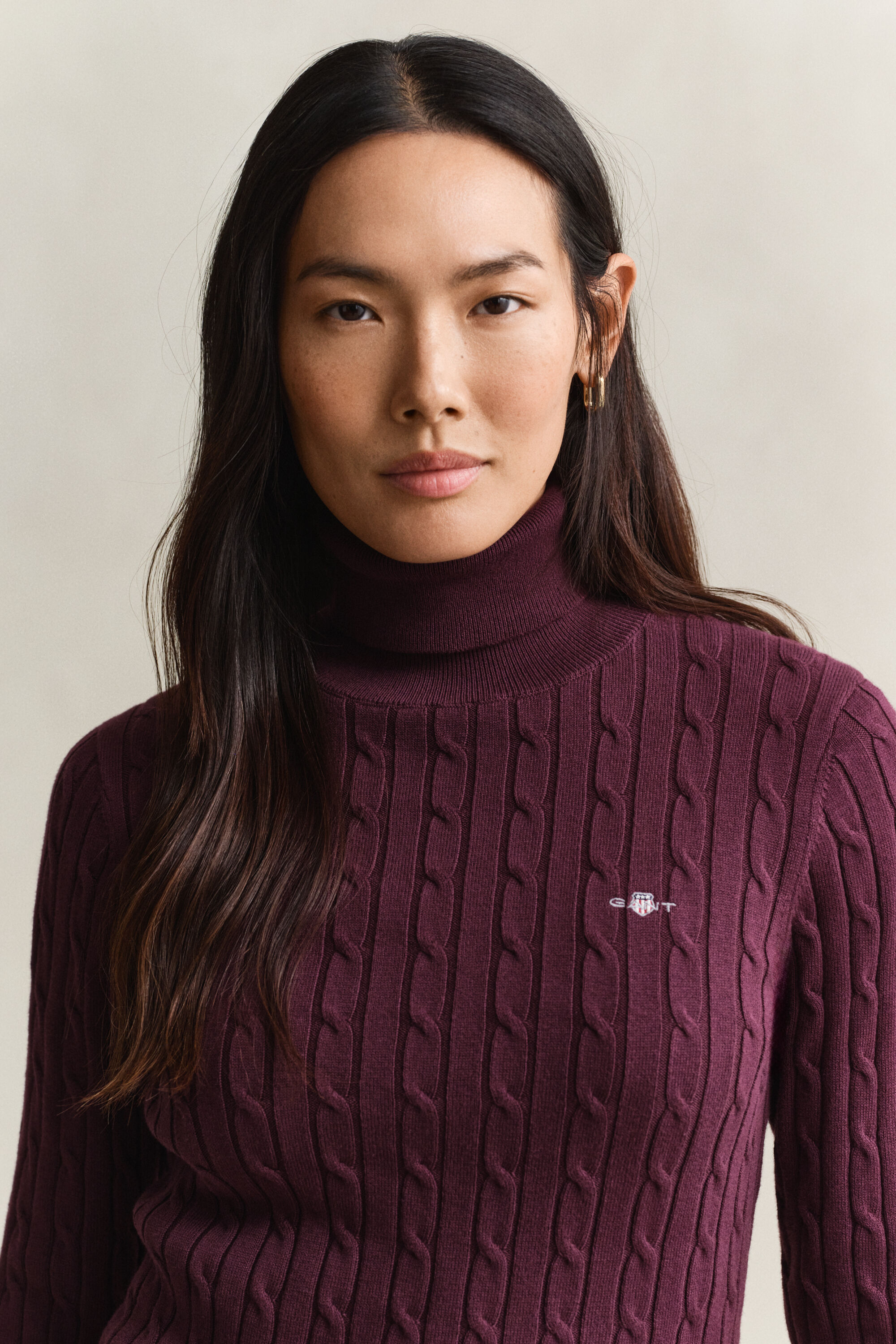 Kabelstrikket sweater af strækbomuld med rullekrave