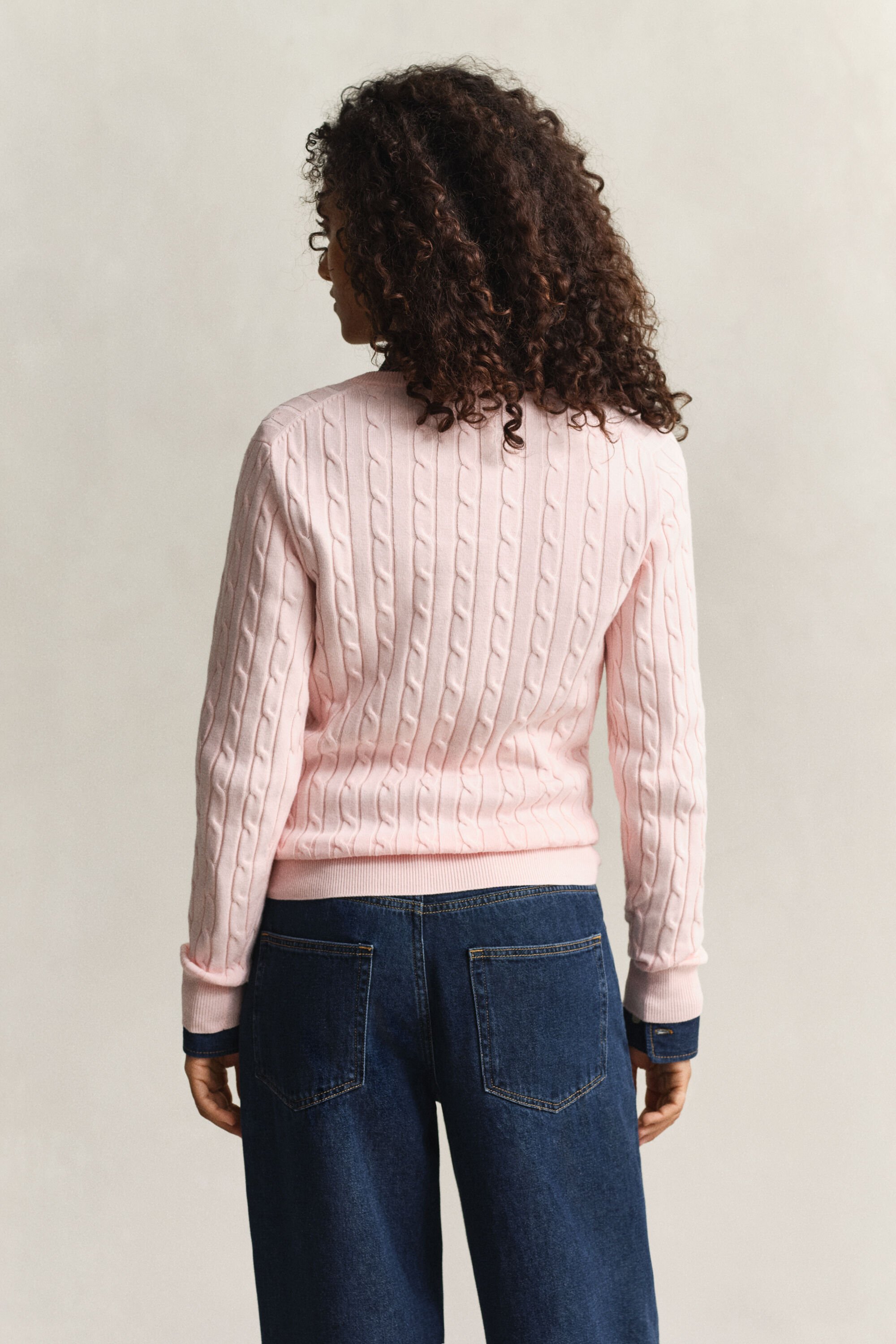 Kabelstrikket sweater med V-hals