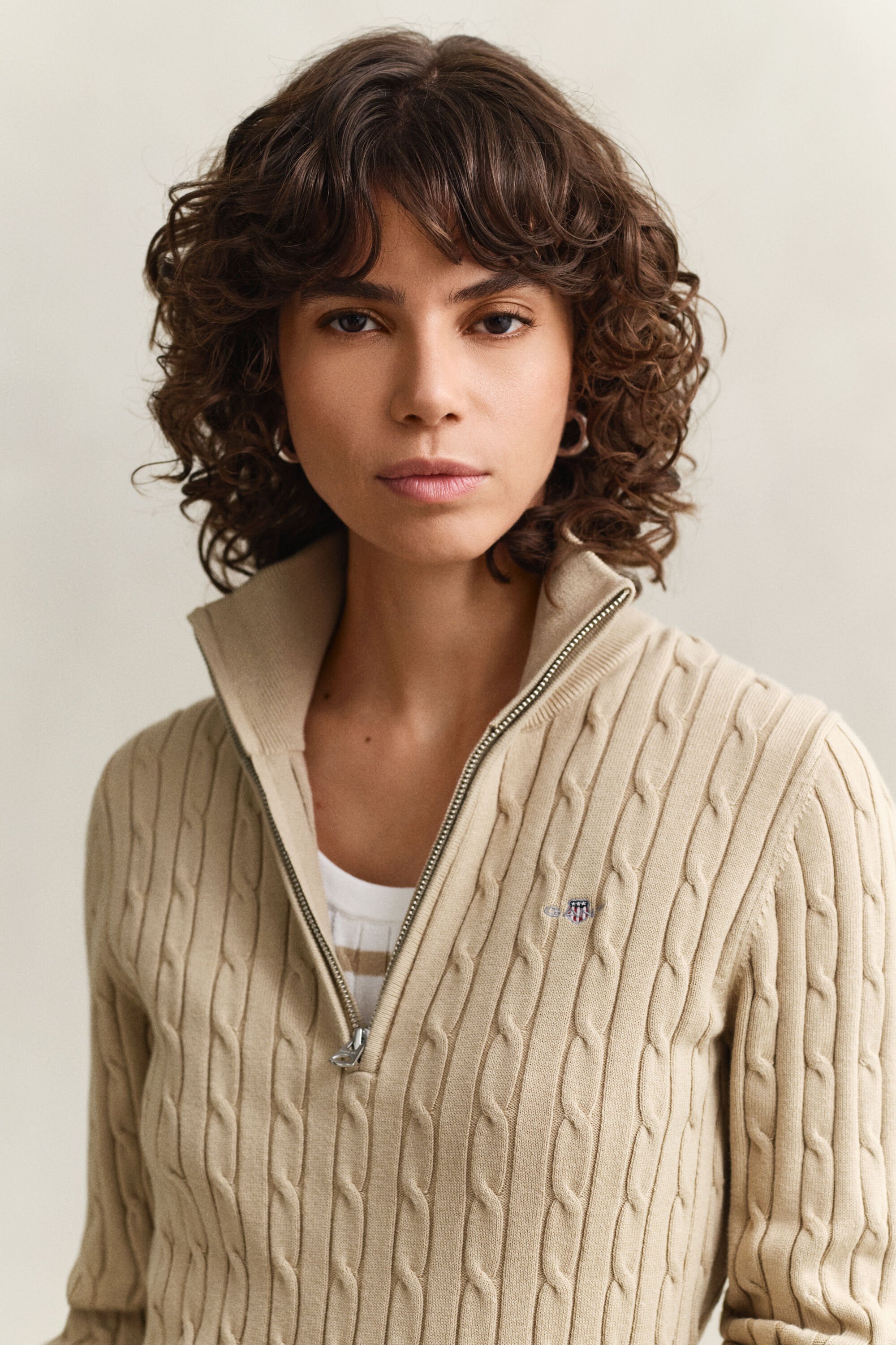 Kabelstrikket sweater med halv lynlås