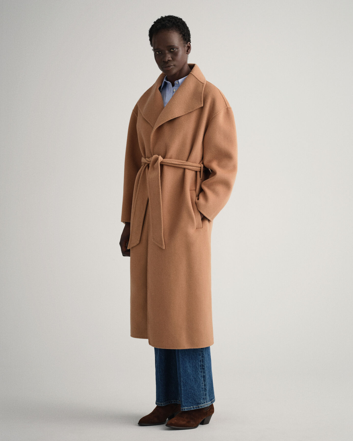 H&aring;ndsyet frakke med b&aelig;lte