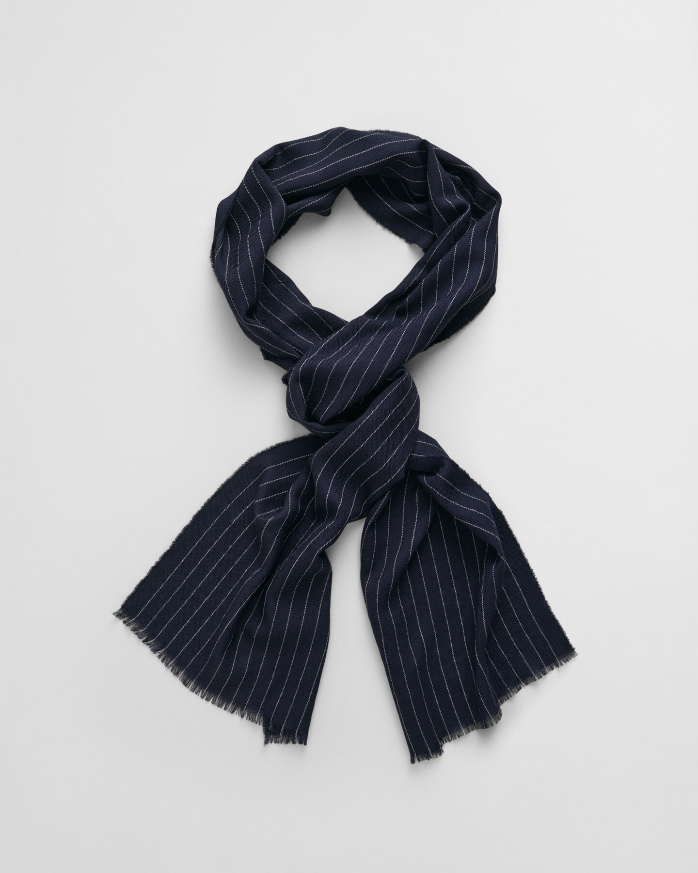 Nålestribet halstørklæde af ekstra fin merinould