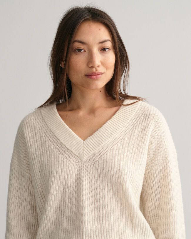 Ribstrikket sweater i uld med V-hals