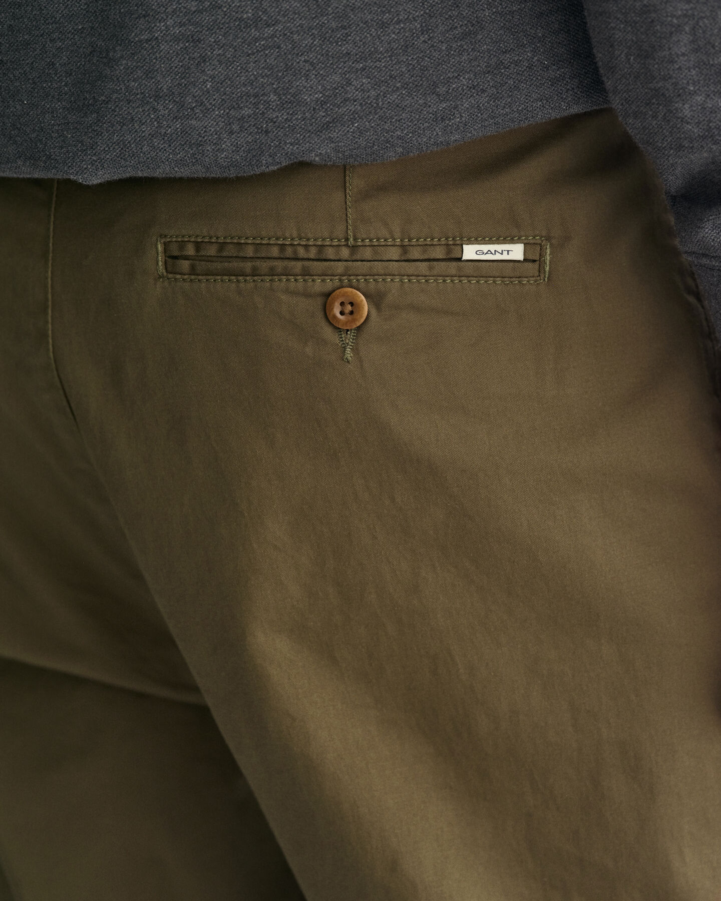 Tilspidsede chinobukser i twill