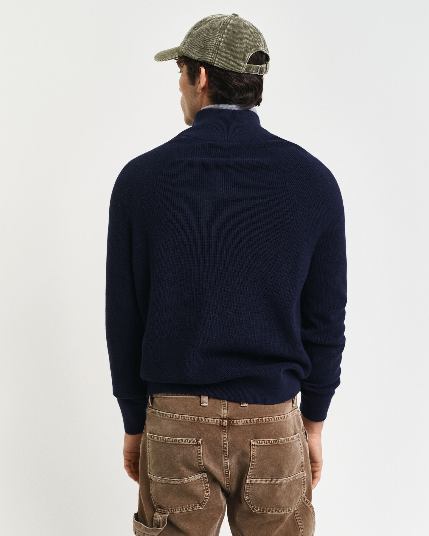 Ribstrikket sweater af bomuld og uld med halv lynl&aring;s