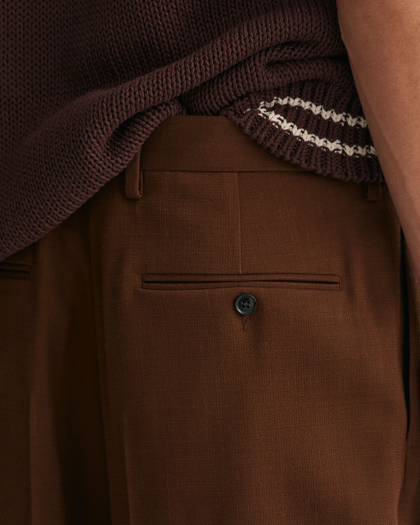 Jakkesæt-bukser af uld-crepe med brede ben