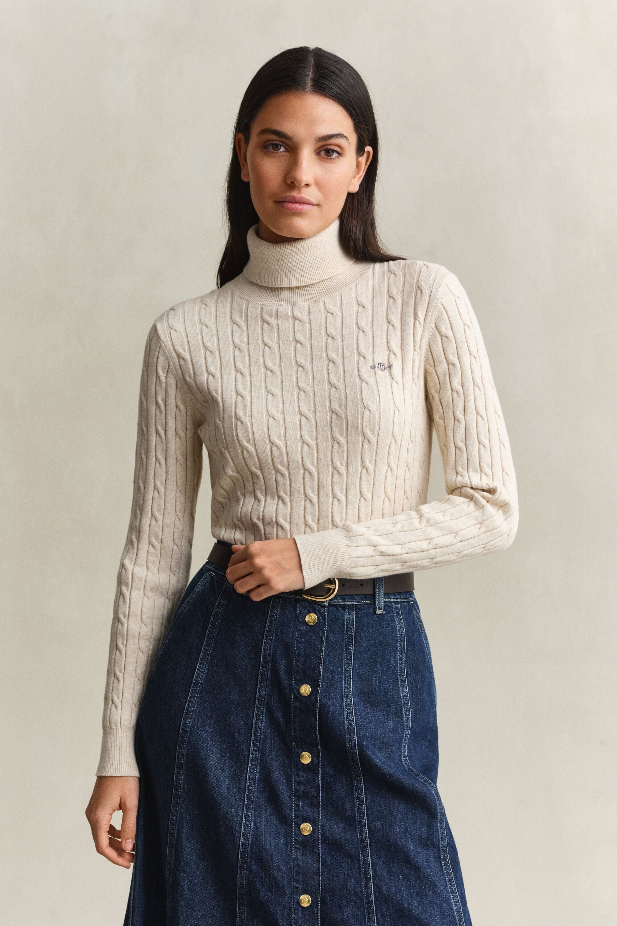 Kabelstrikket sweater af strækbomuld med rullekrave