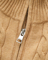 Teens kabelstrikket sweater af bomuld med halv lynl&aring;s