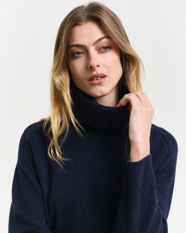 Kjole med rullekrave og sildebensmønstrede detaljer