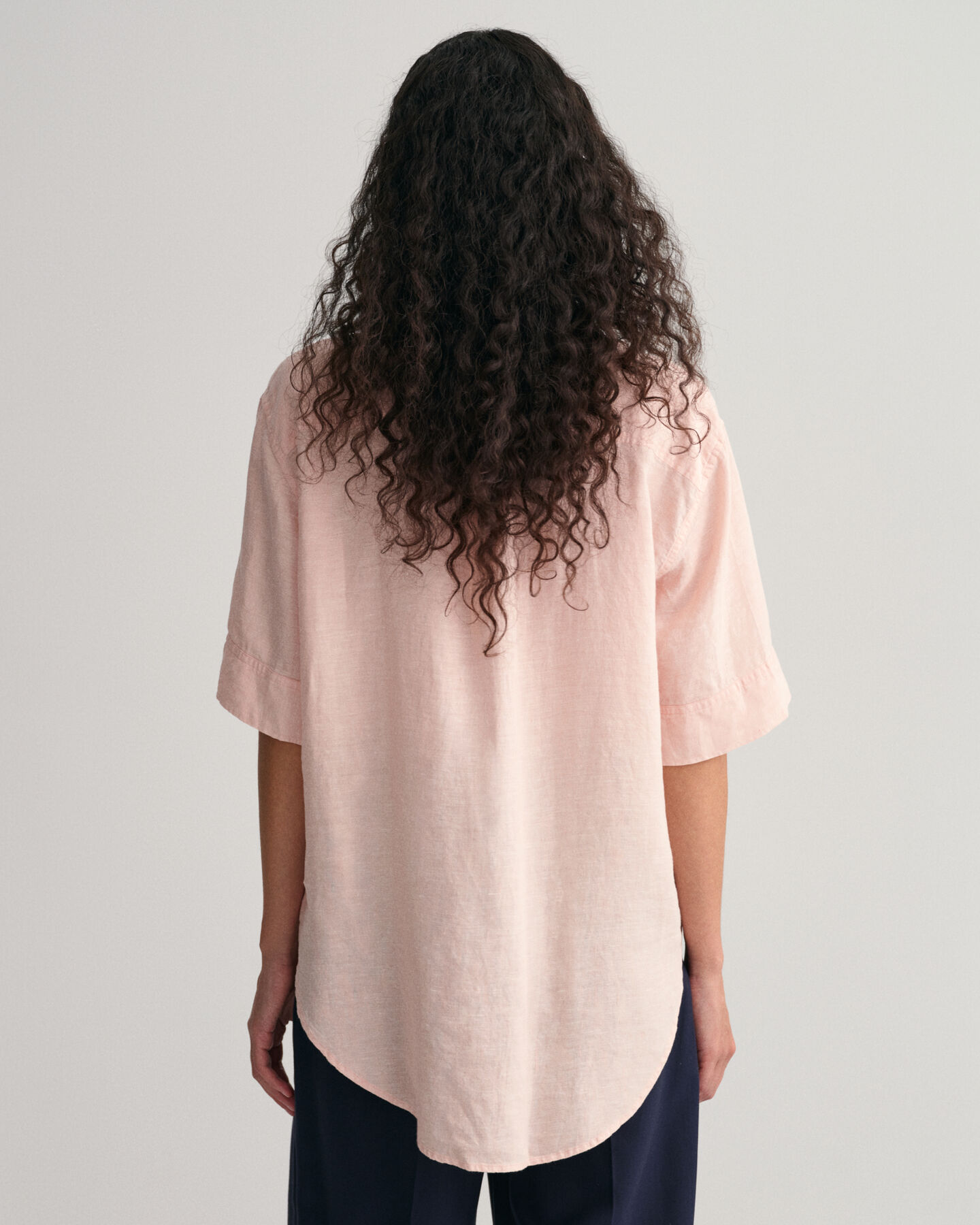 Regular fit skjorte af h&oslash;r-chambray med mellemlange &aelig;rmer