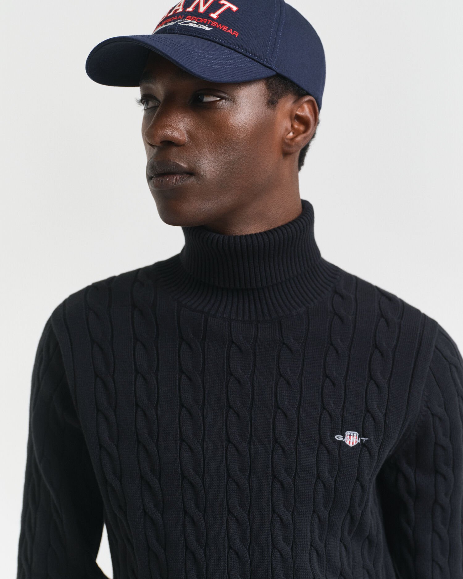 Kabelstrikket sweater af bomuld med rullekrave