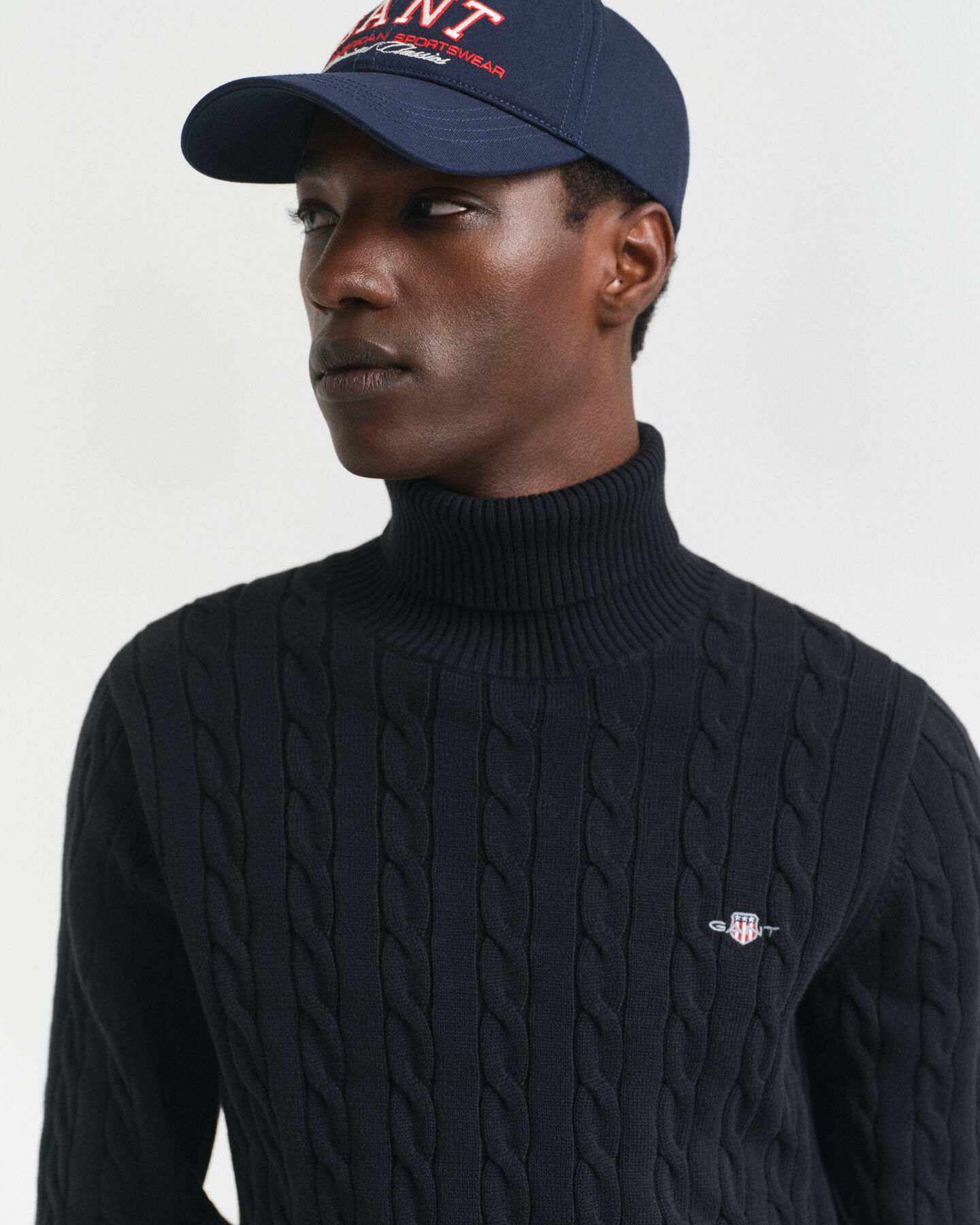 Kabelstrikket sweater af bomuld med rullekrave