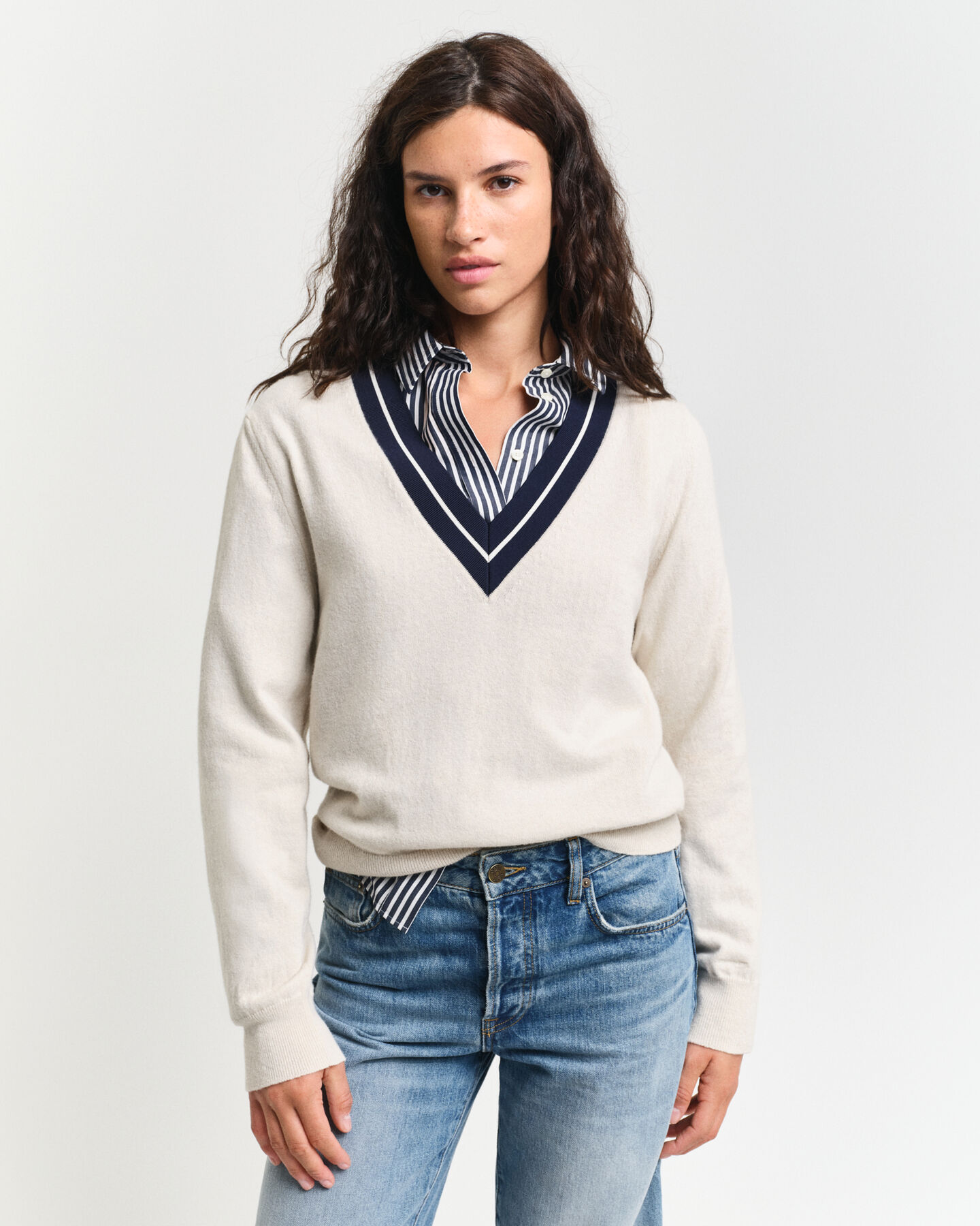 Kontrastfarvet sweater med V-hals