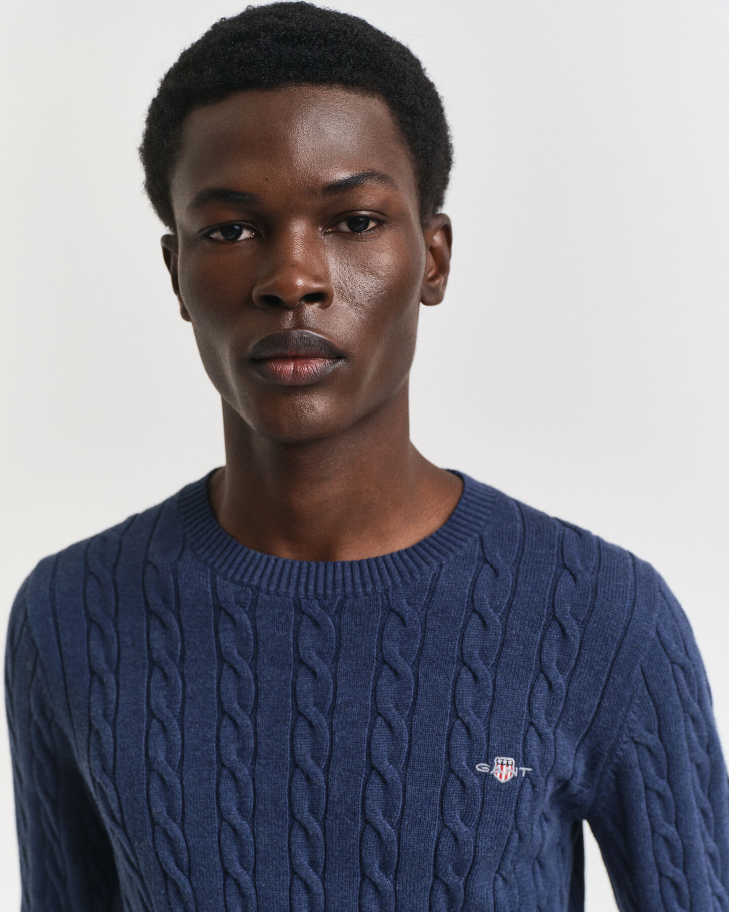 Crewneck sweater af bomuld med kabelstrik