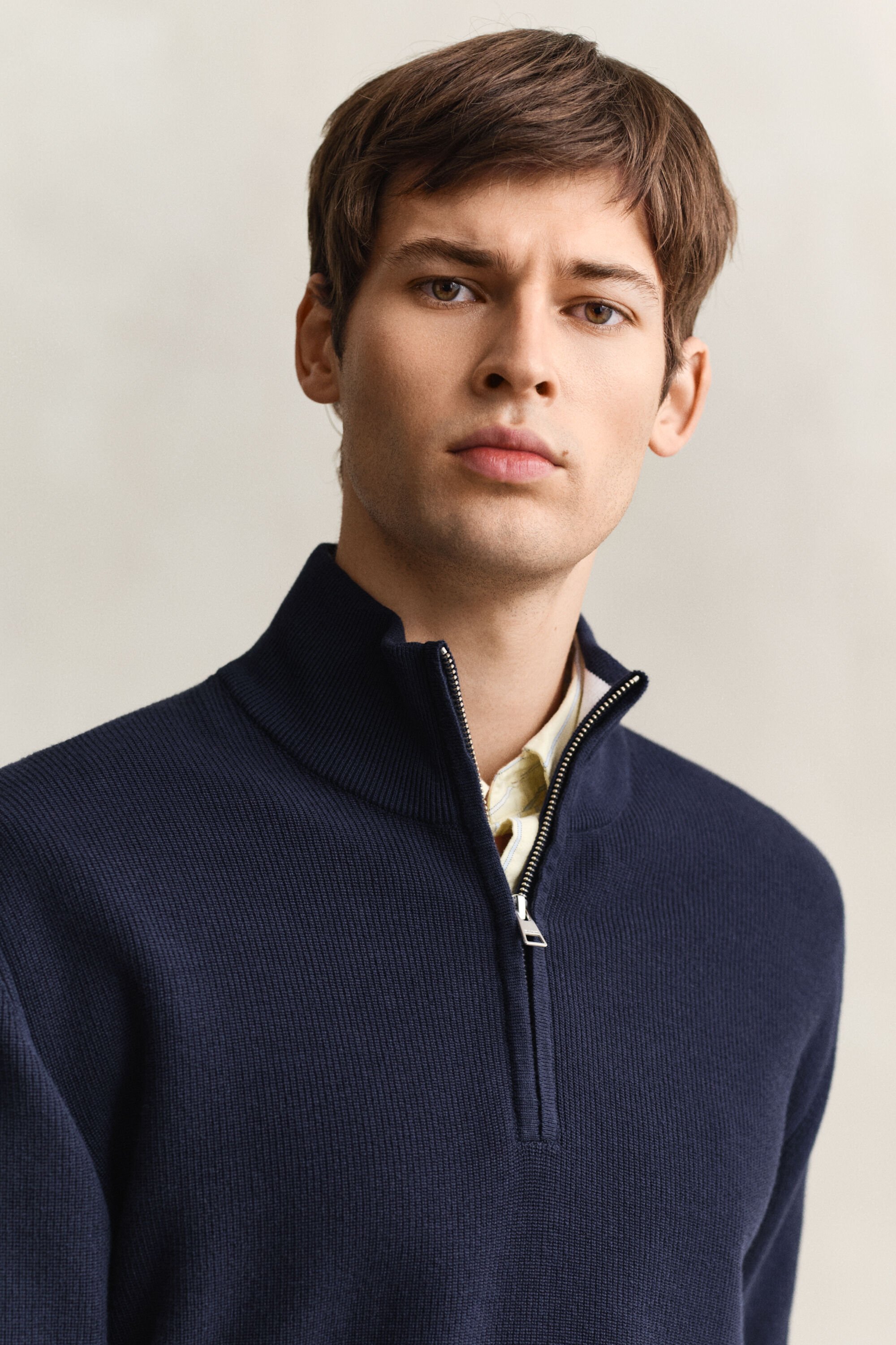 Ribstrikket sweater i bomuld med halv lynlås