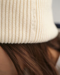 Ribstrikket beanie af uld