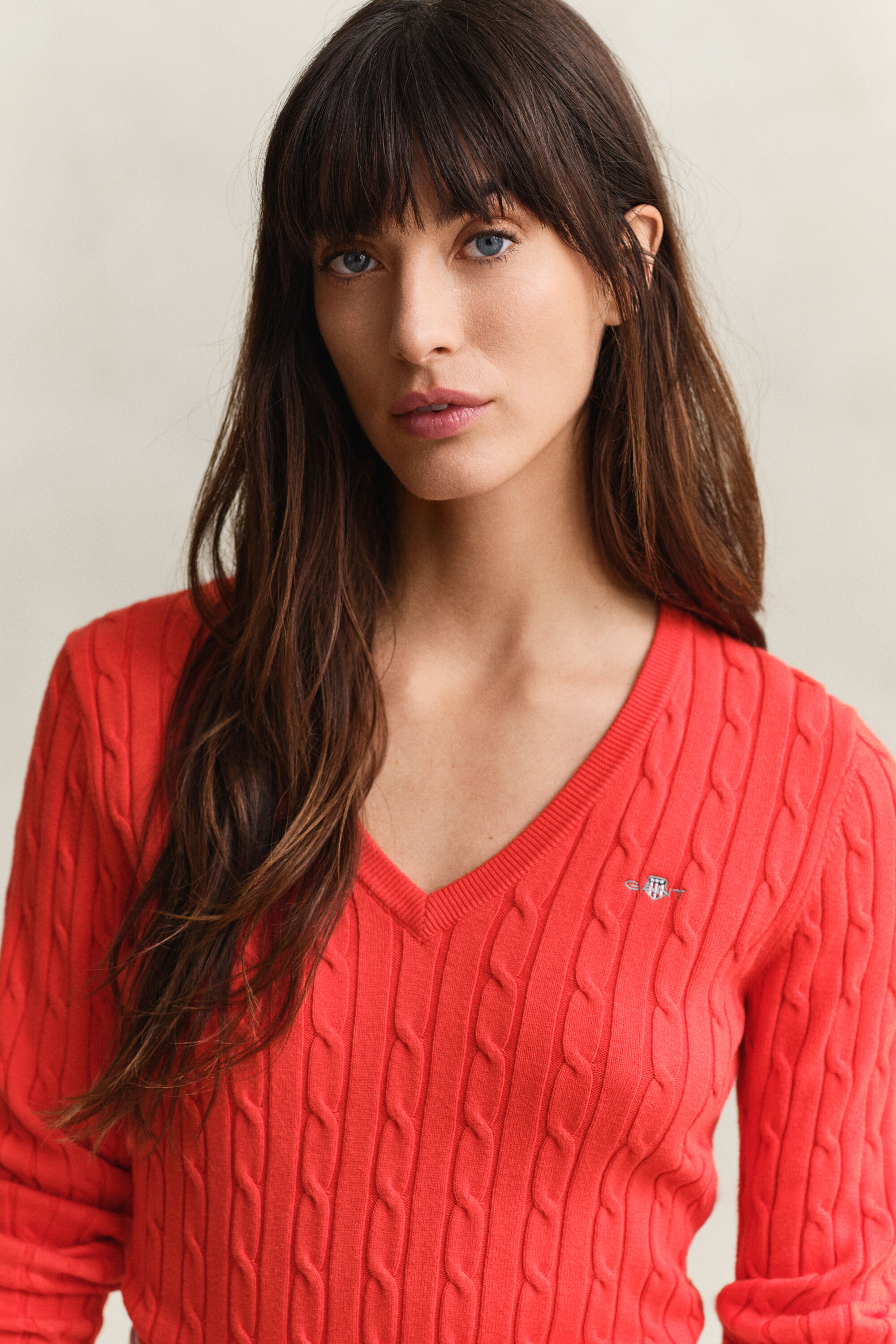 Kabelstrikket sweater med V-hals