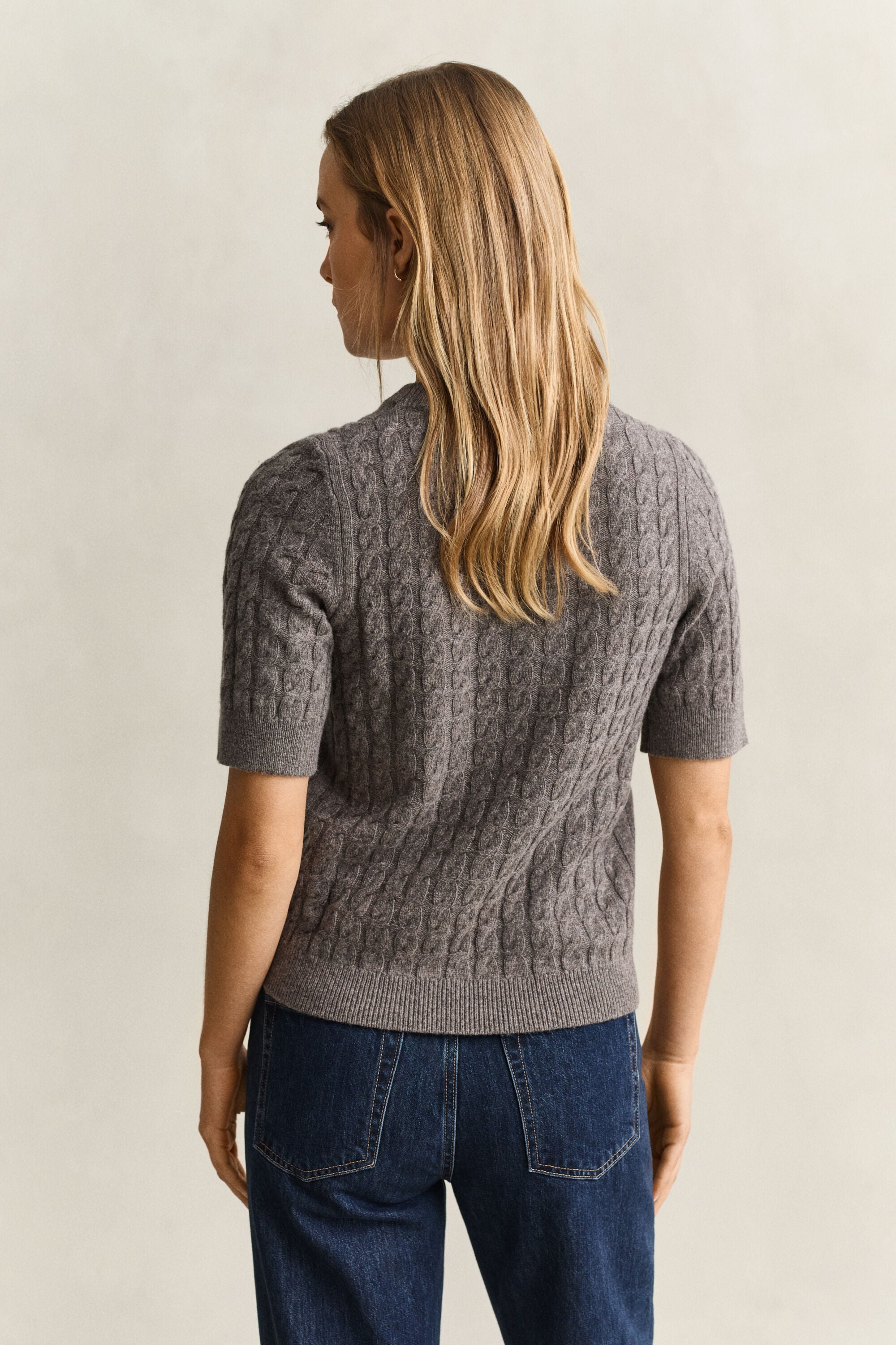 Kabelstrikket sweater i uld og kashmir med korte ærmer