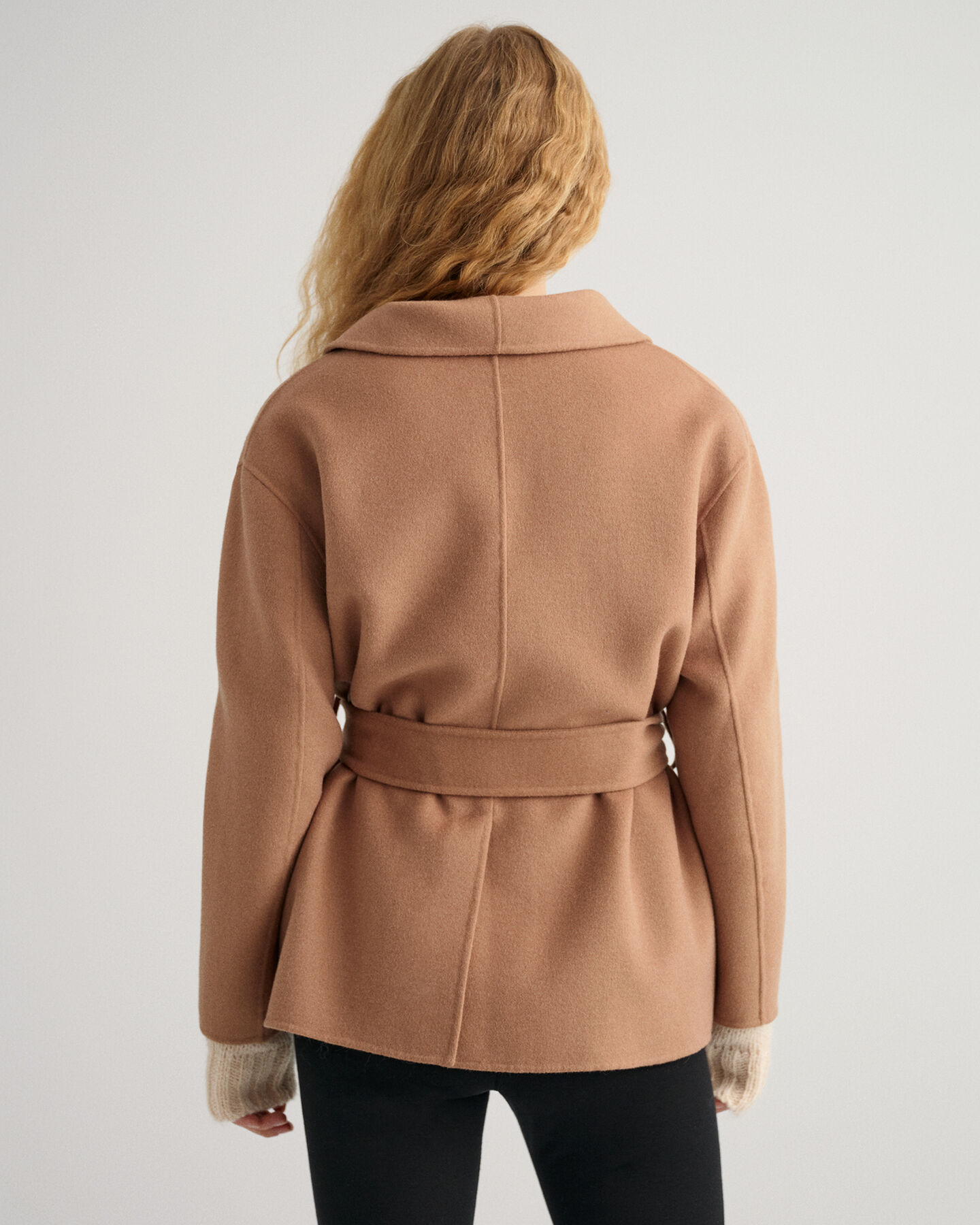 Håndsyet blazer med bælte