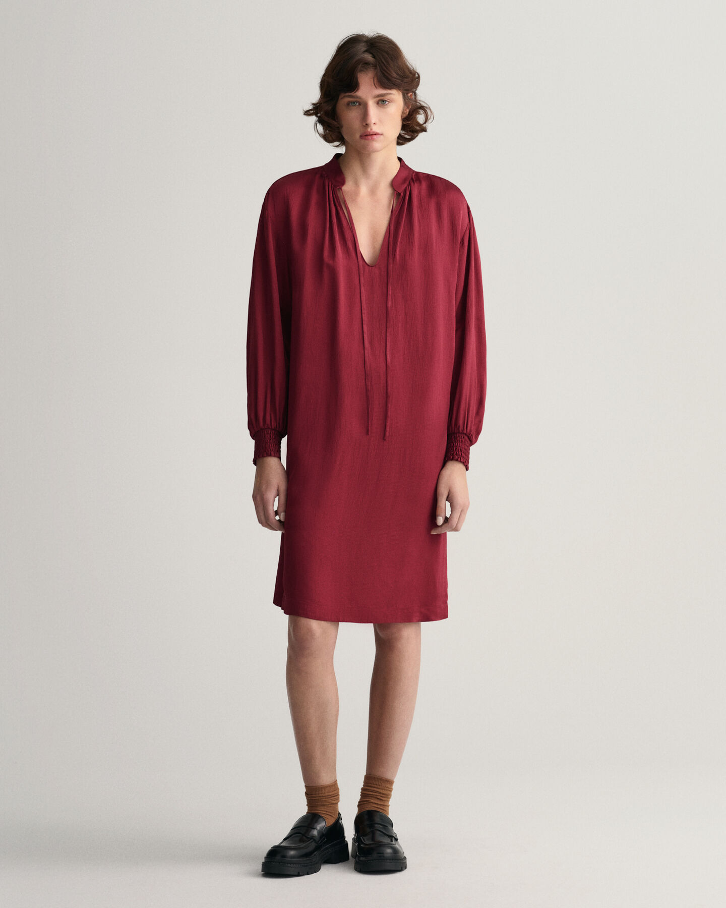 Kjole med stående krave