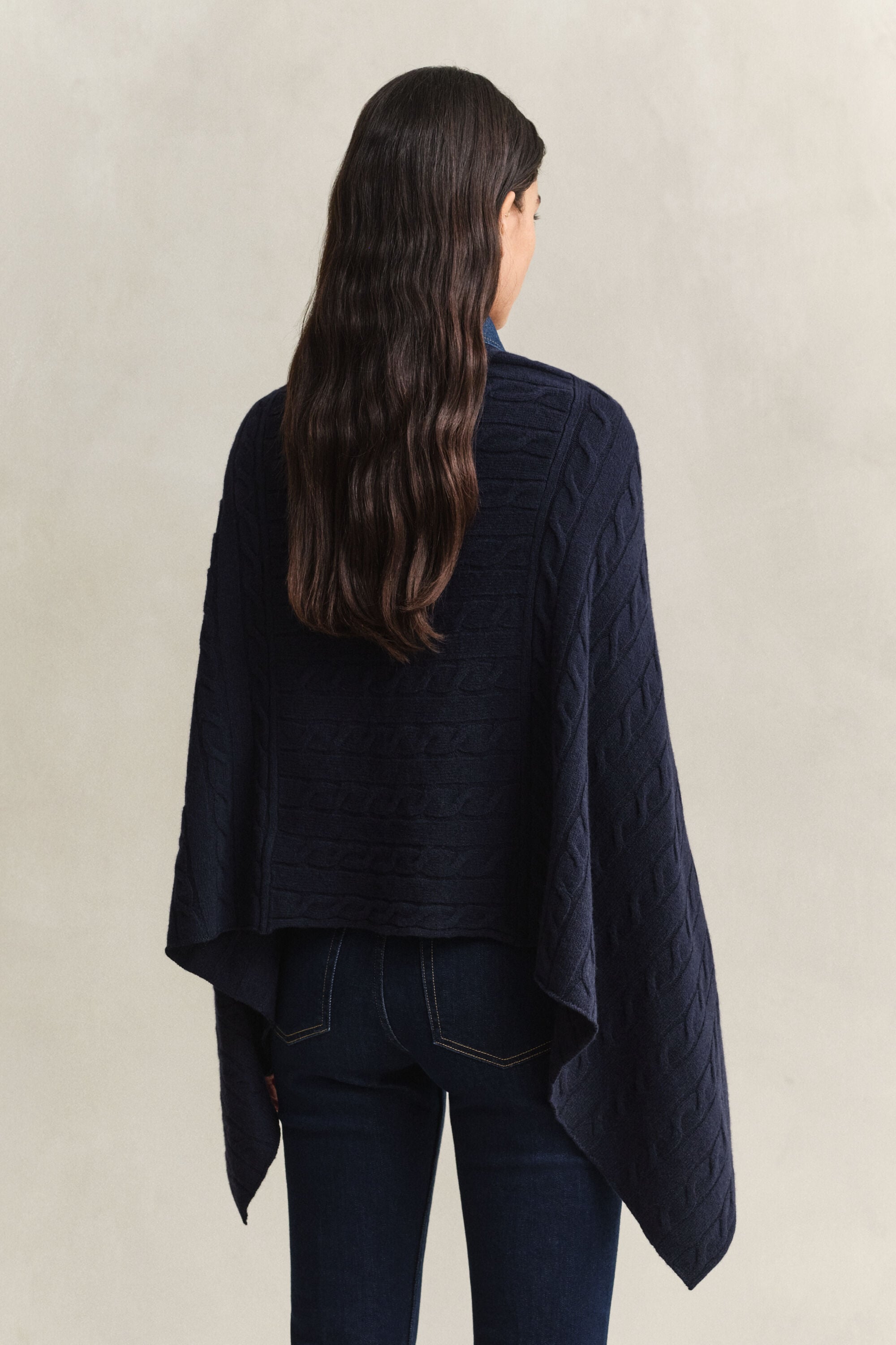 Poncho i uld med kabelstrik