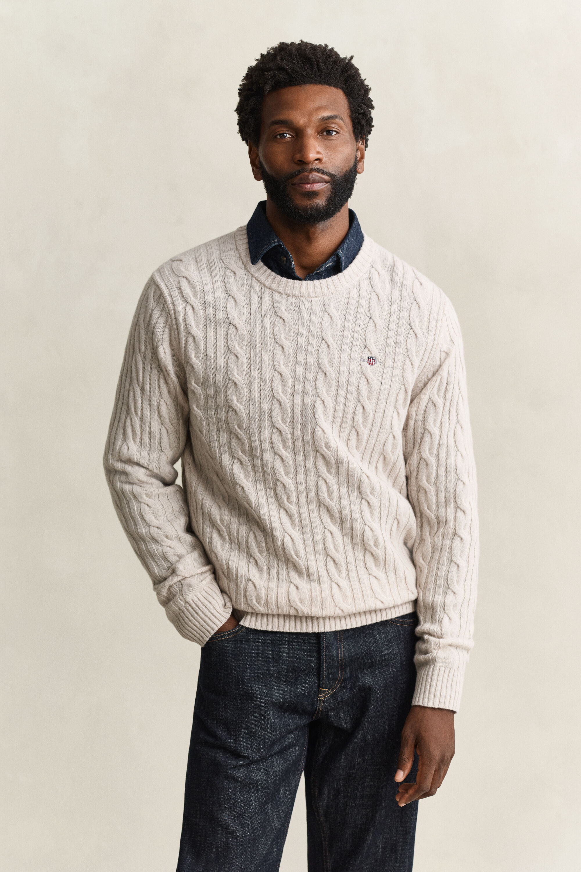Crewneck sweater af lammeuld med kabelstrik