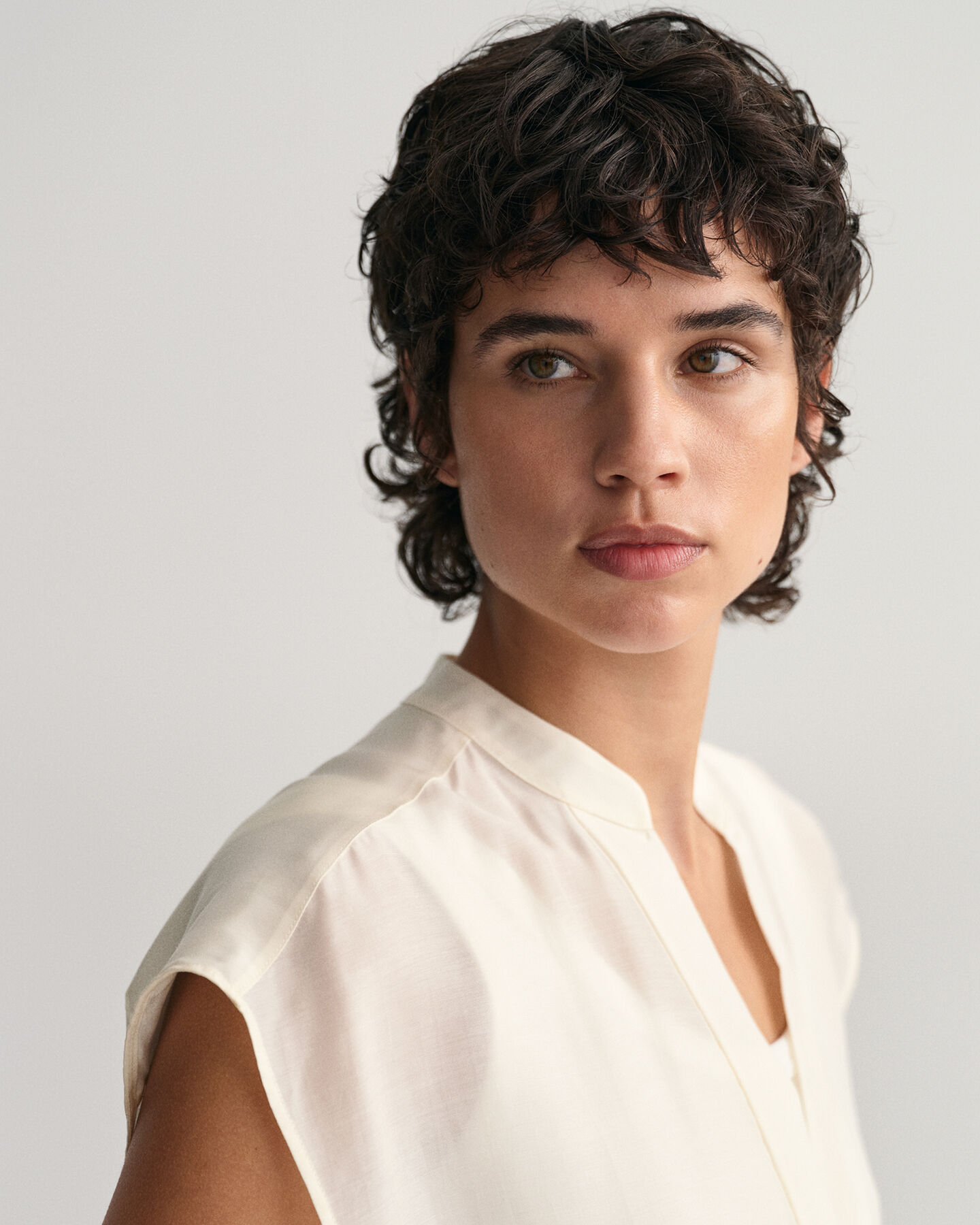 Ærmeløs bluse med stående krave