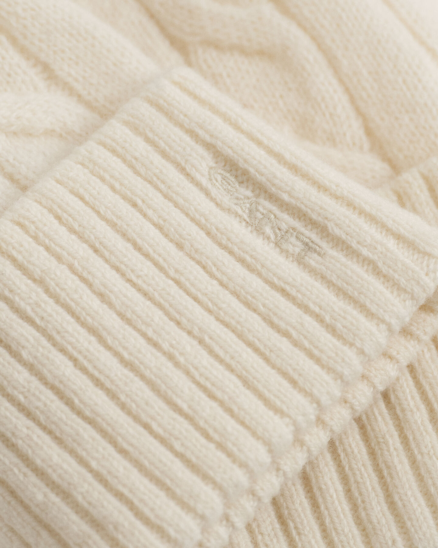 Kabelstrikket beanie i uld