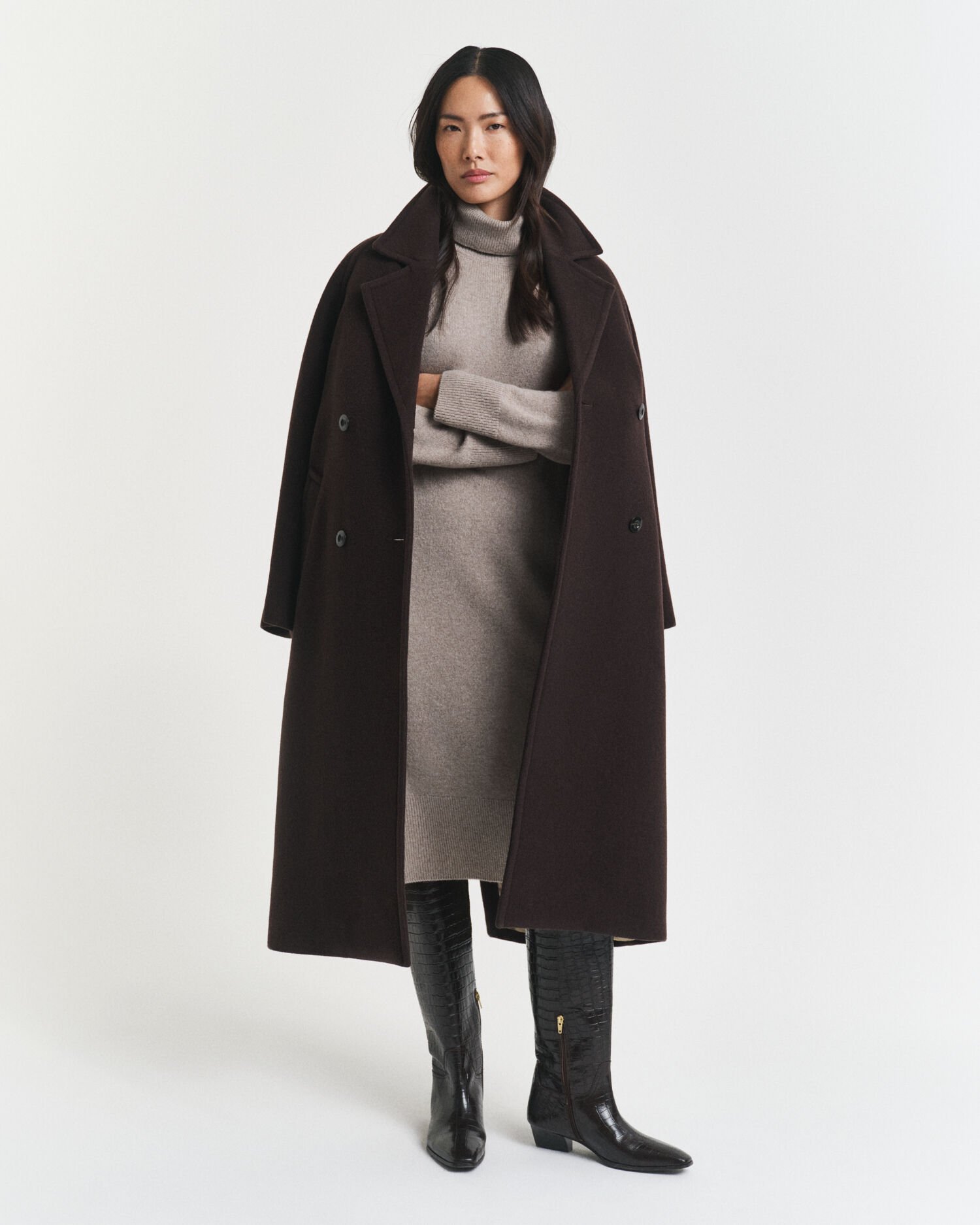 Kjole med rullekrave og strikdetaljer