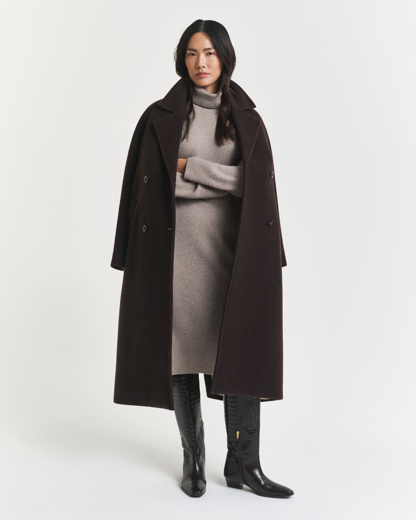 Kjole med rullekrave og strikdetaljer