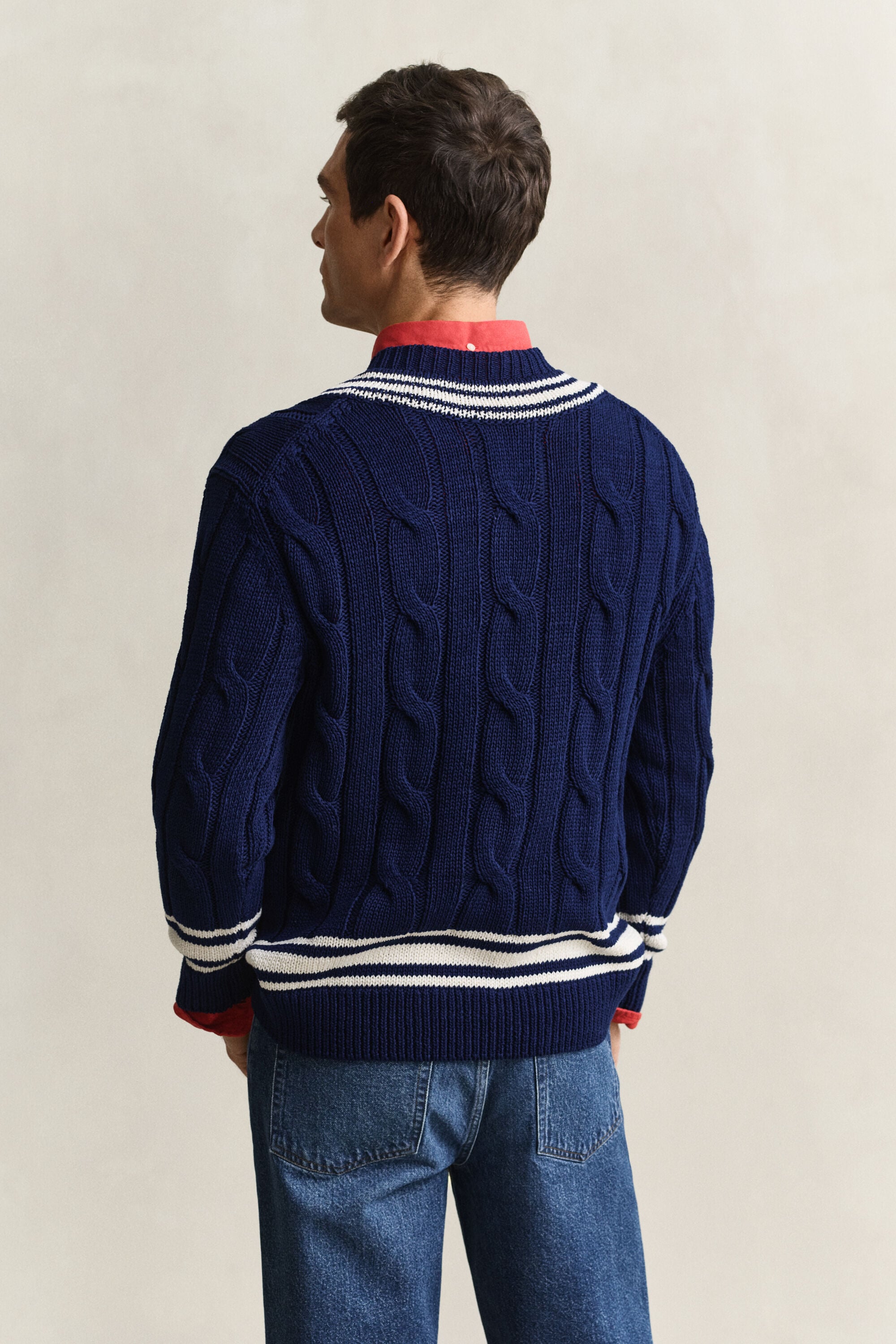 Kabelstrikket sweater med V-hals
