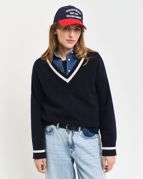 Kontrastfarvet sweater med V-hals af ekstra fin lammeuld