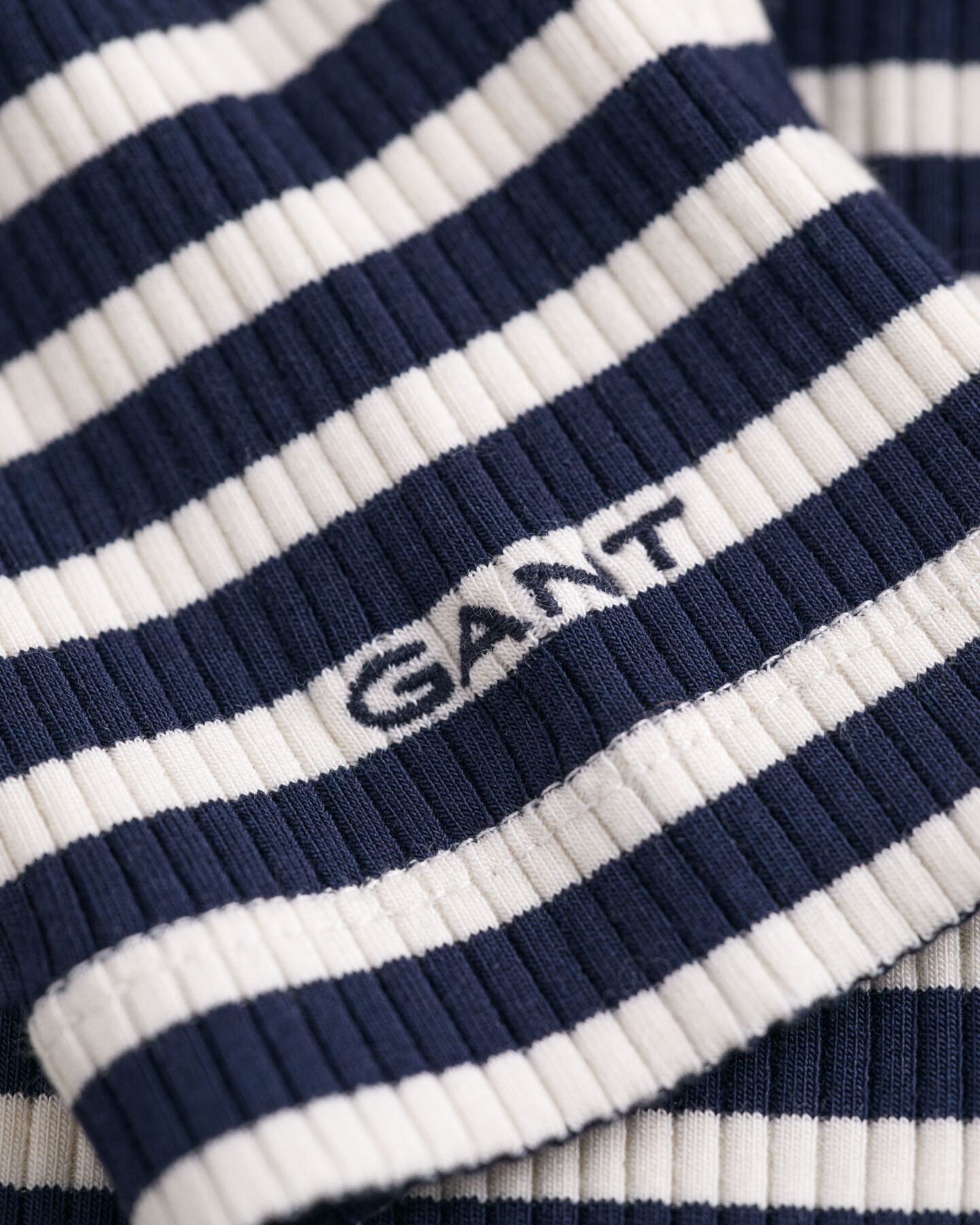 Stribet ribstrikket langærmet top med rullekrave