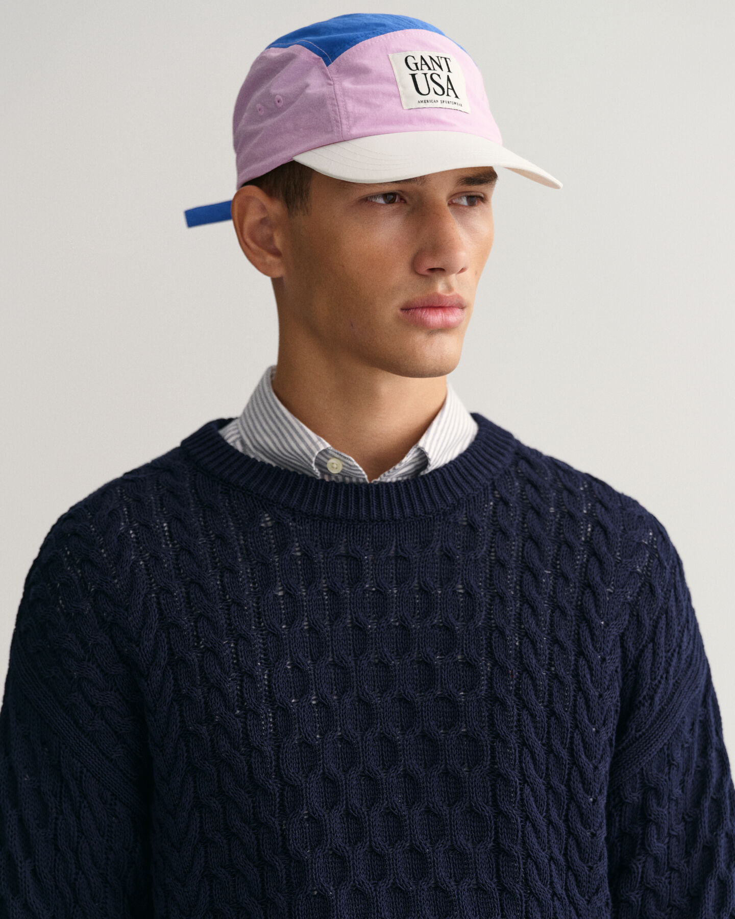 Crewneck sweater af bomuld med kabelstrik