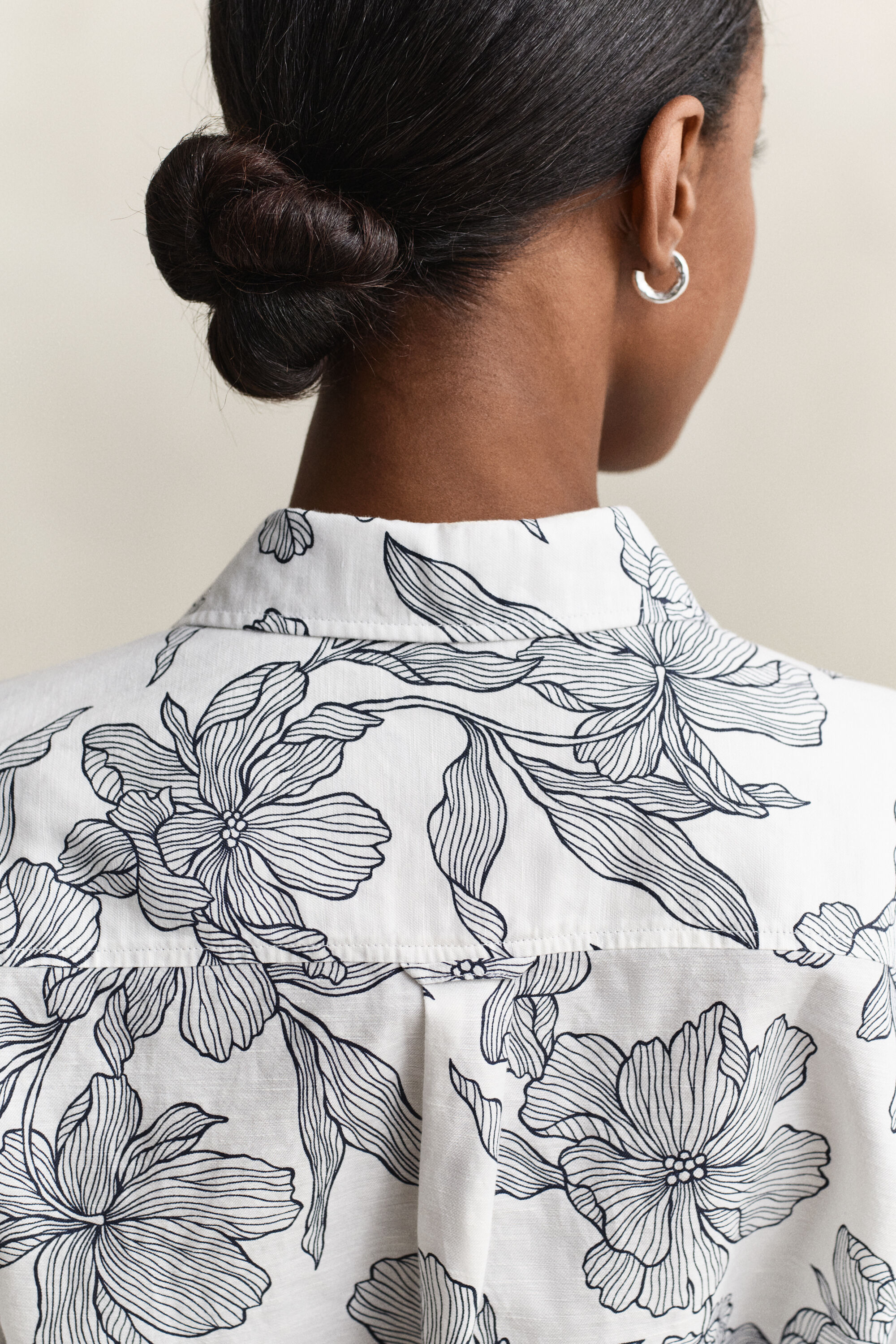 Blomstret skjortekjole af hør