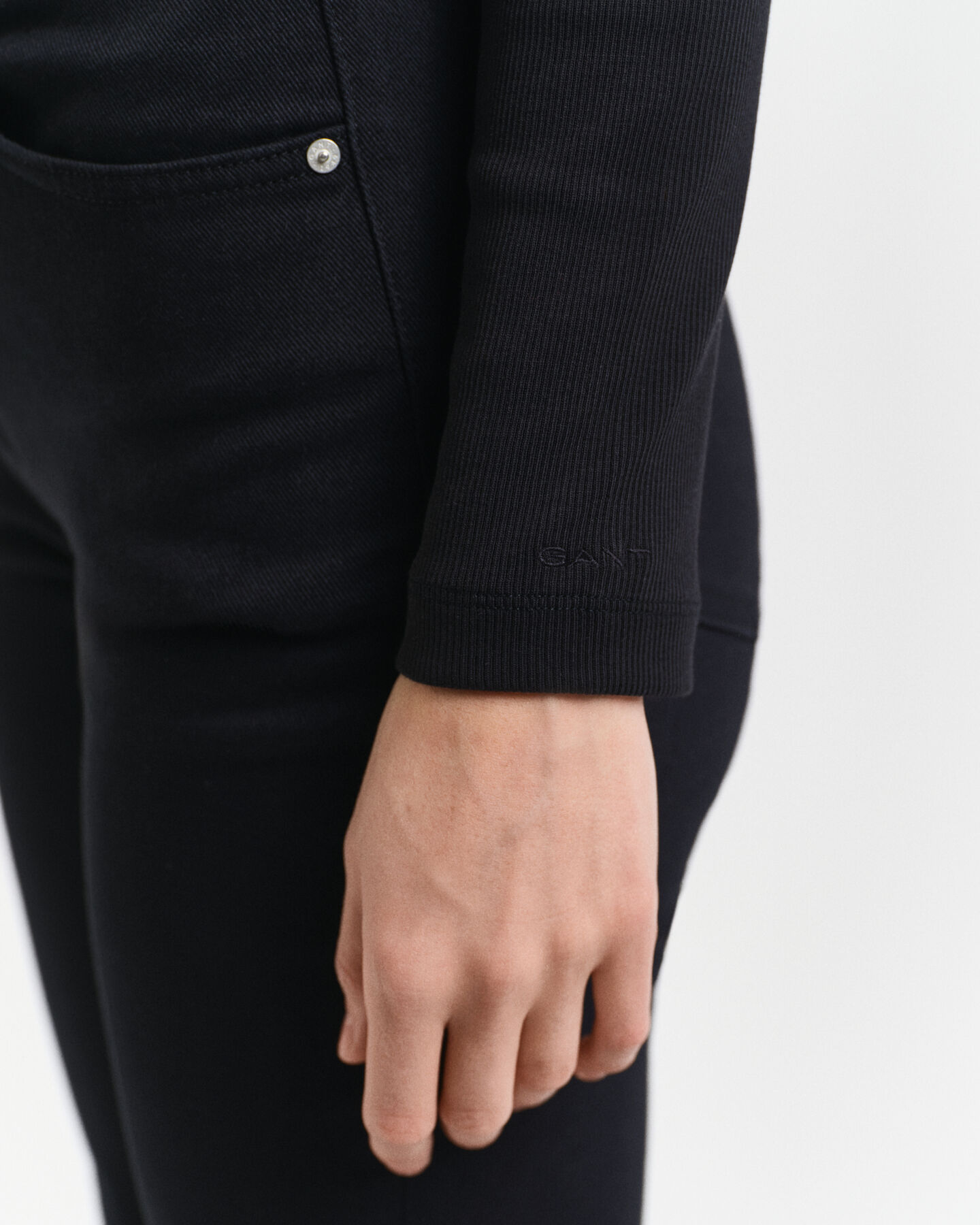 Ribstrikket lang&aelig;rmet top med rullekrave