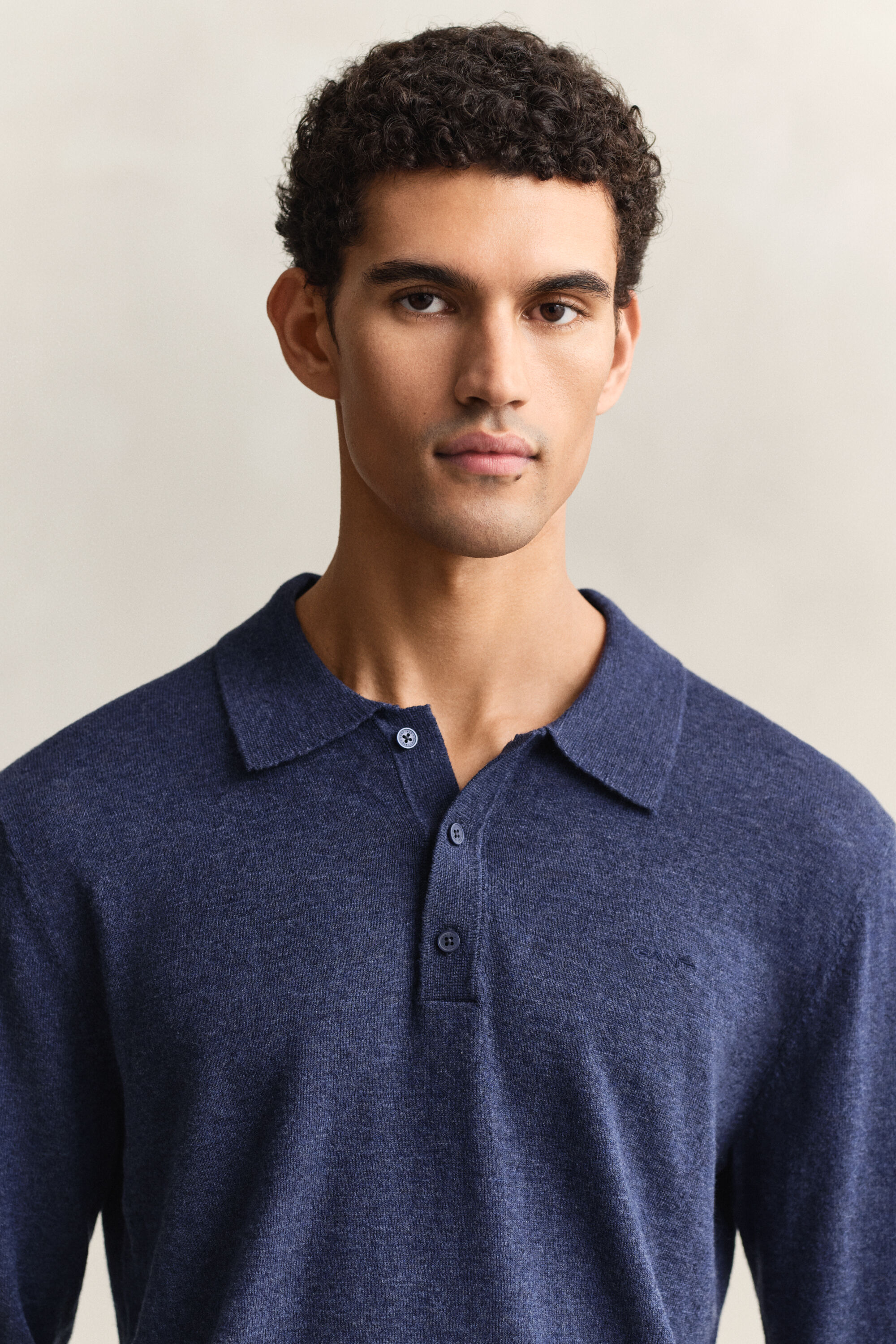 Polosweater i nopret bomuldsblanding