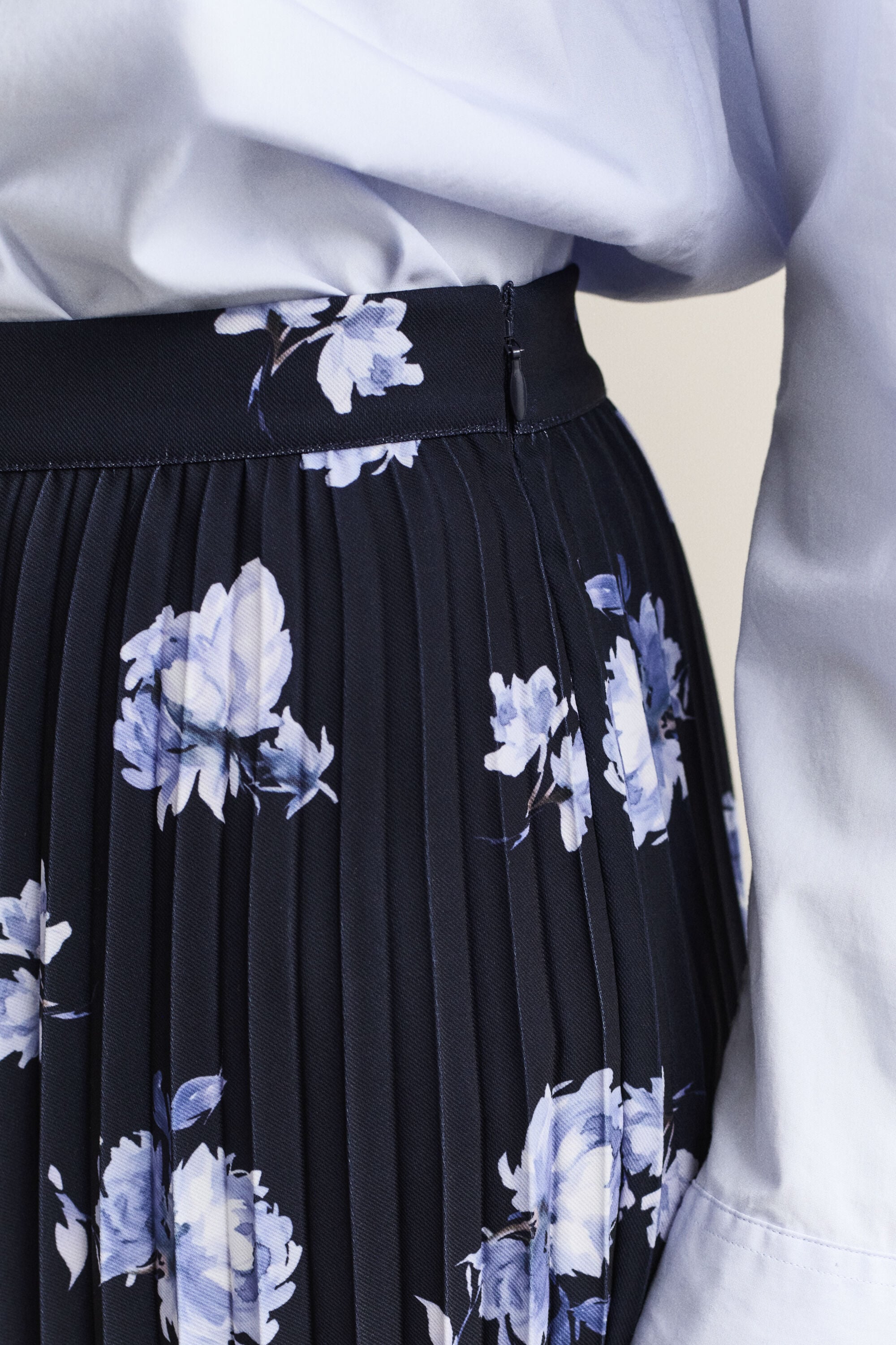 Plisseret nederdel med blomsterprint