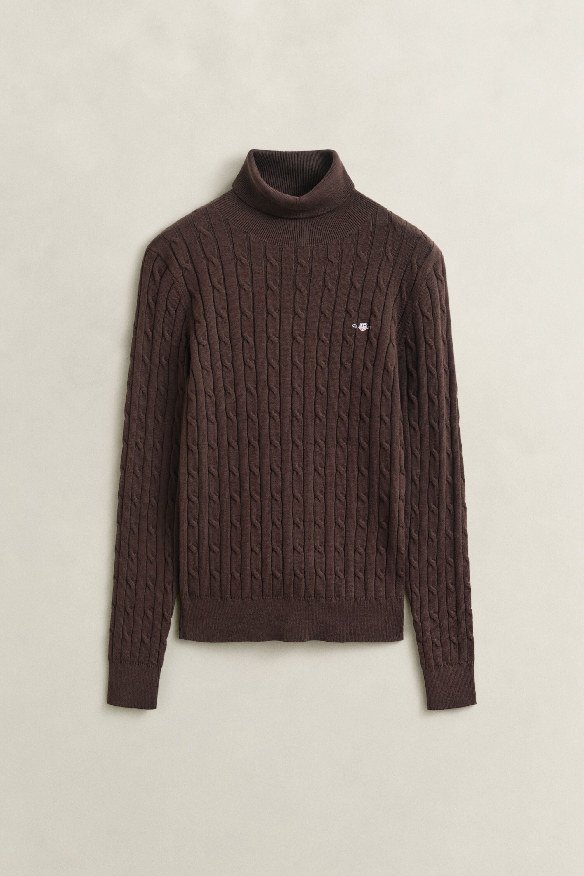 Kabelstrikket sweater af strækbomuld med rullekrave