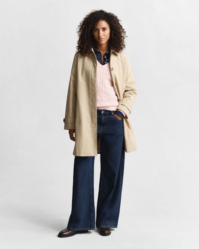 Kabelstrikket sweater af strækbomuld med V-hals