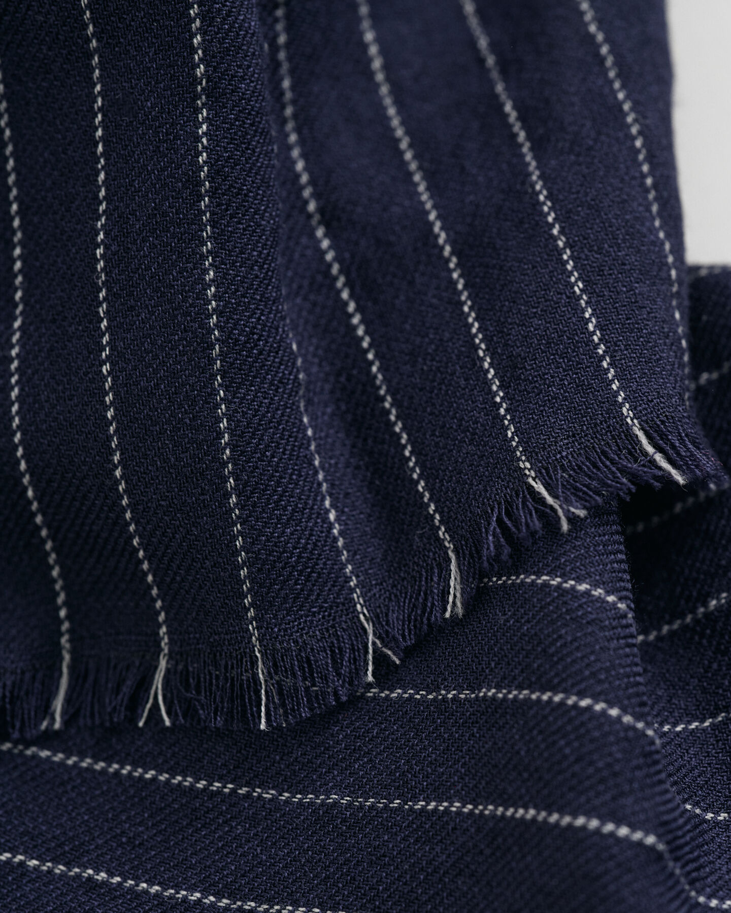 Nålestribet halstørklæde af ekstra fin merinould