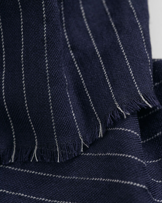 Nålestribet halstørklæde af ekstra fin merinould