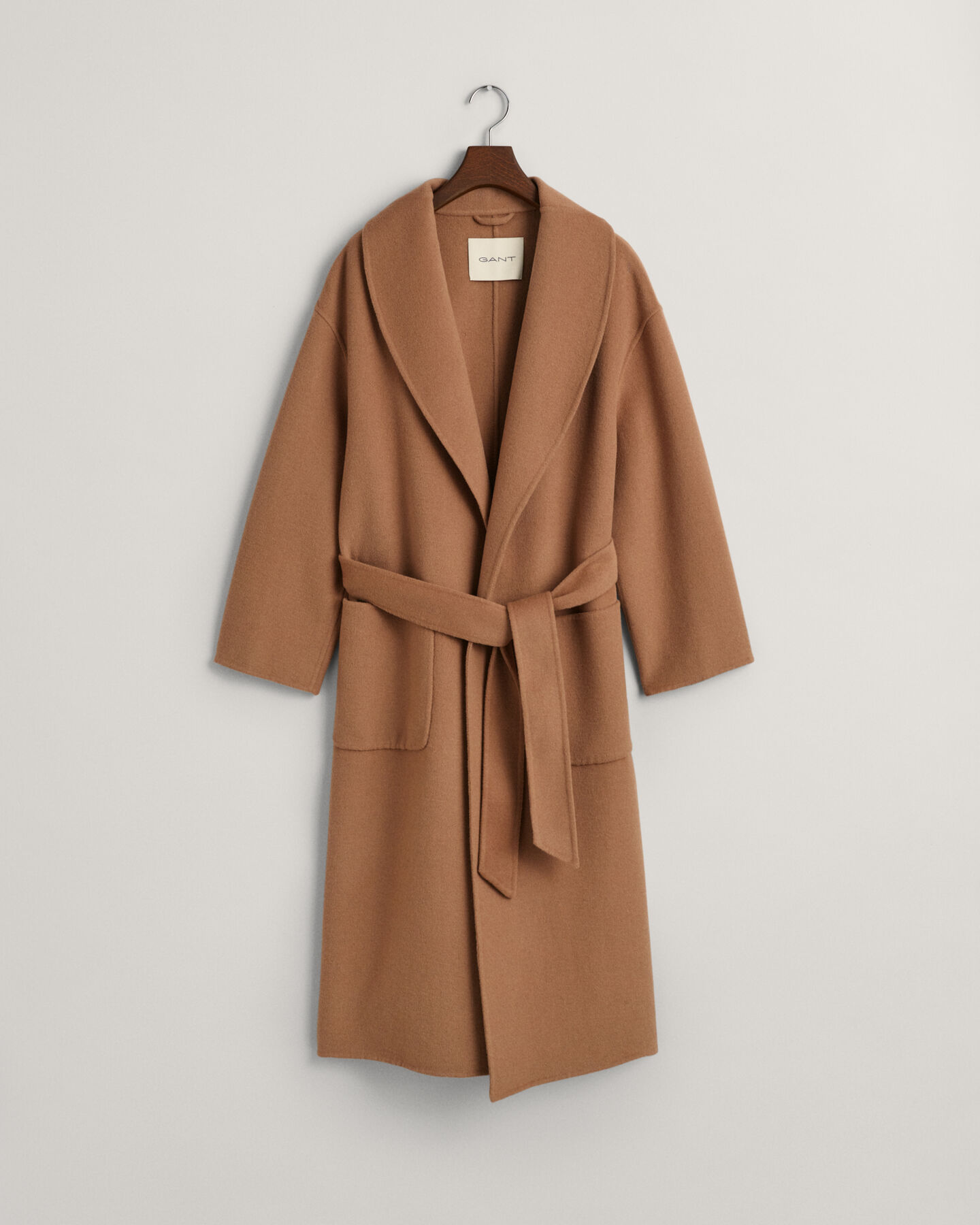 Håndsyet frakke med bælte