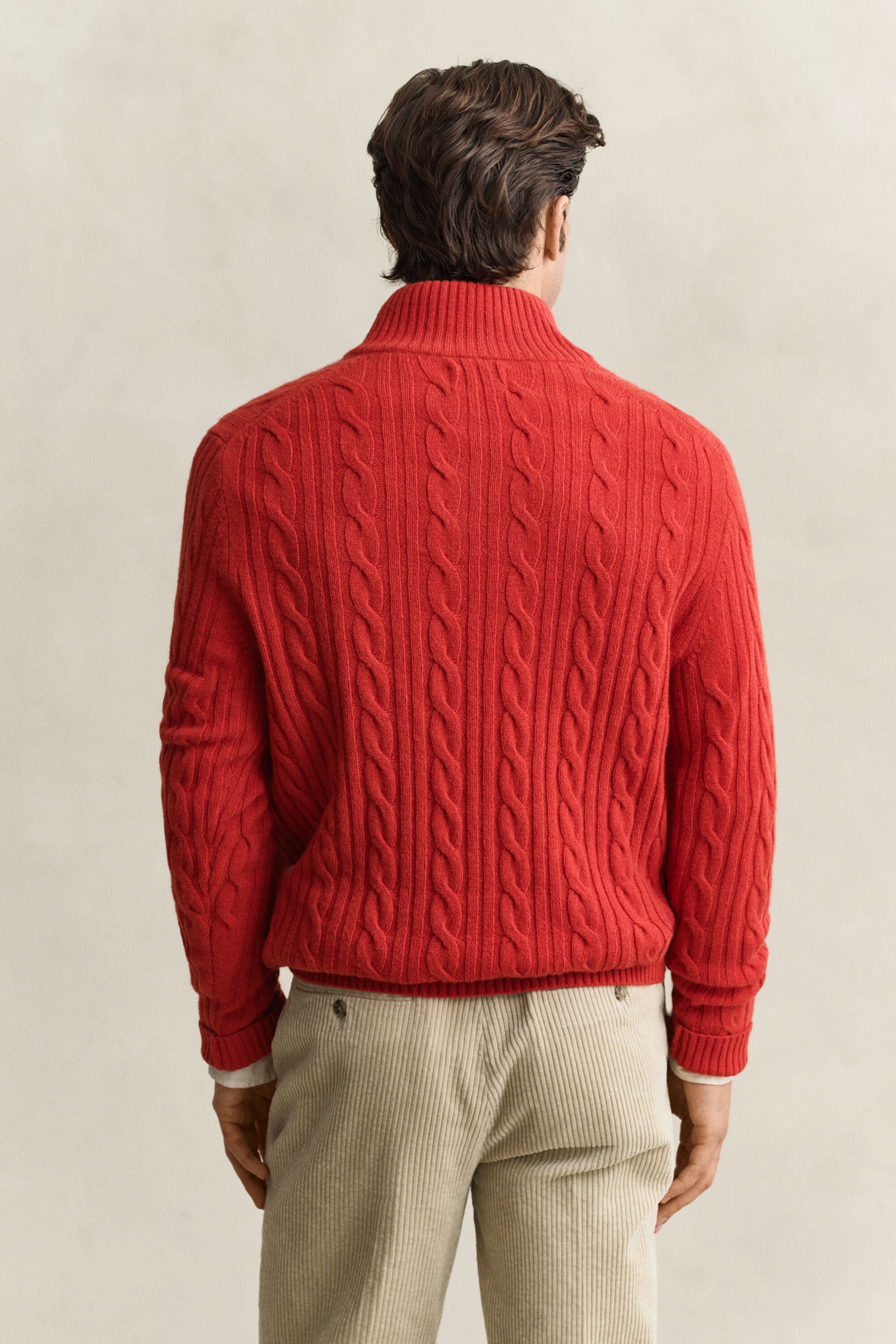 Kabelstrikket sweater med halv knaplukning i lammeuld