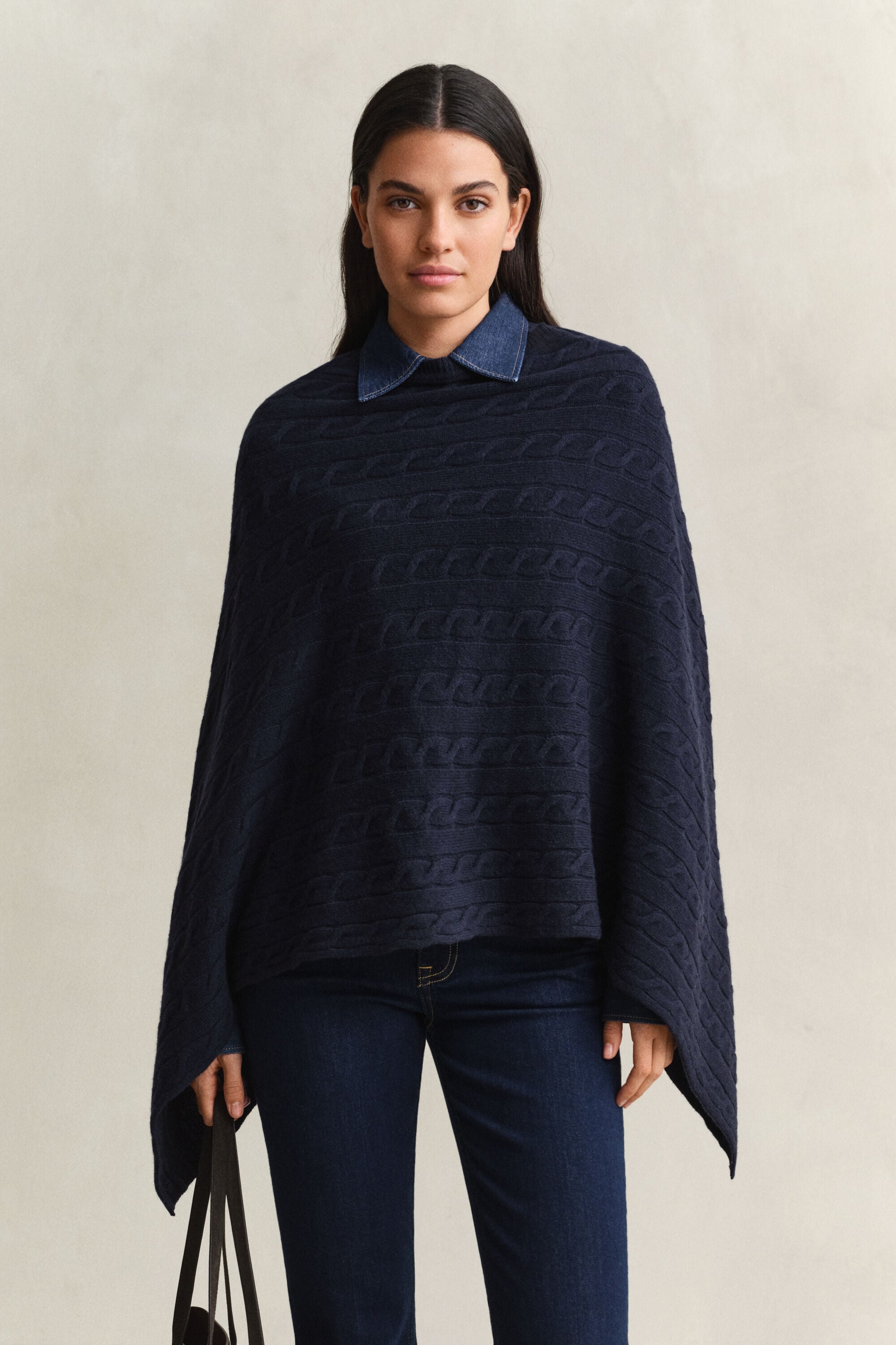 Poncho i uld med kabelstrik