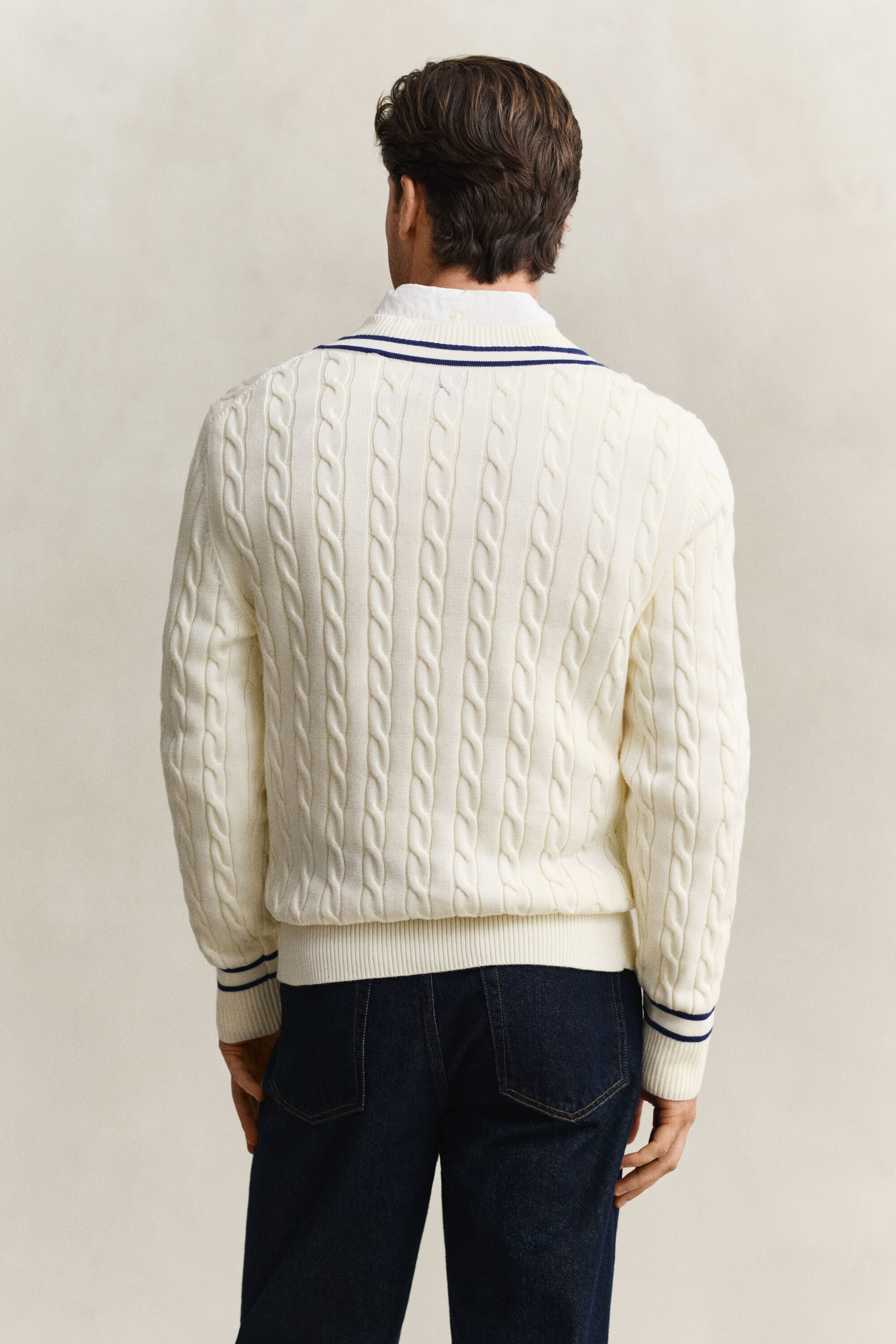 Kabelstrikket sweater af bomuld med V-hals