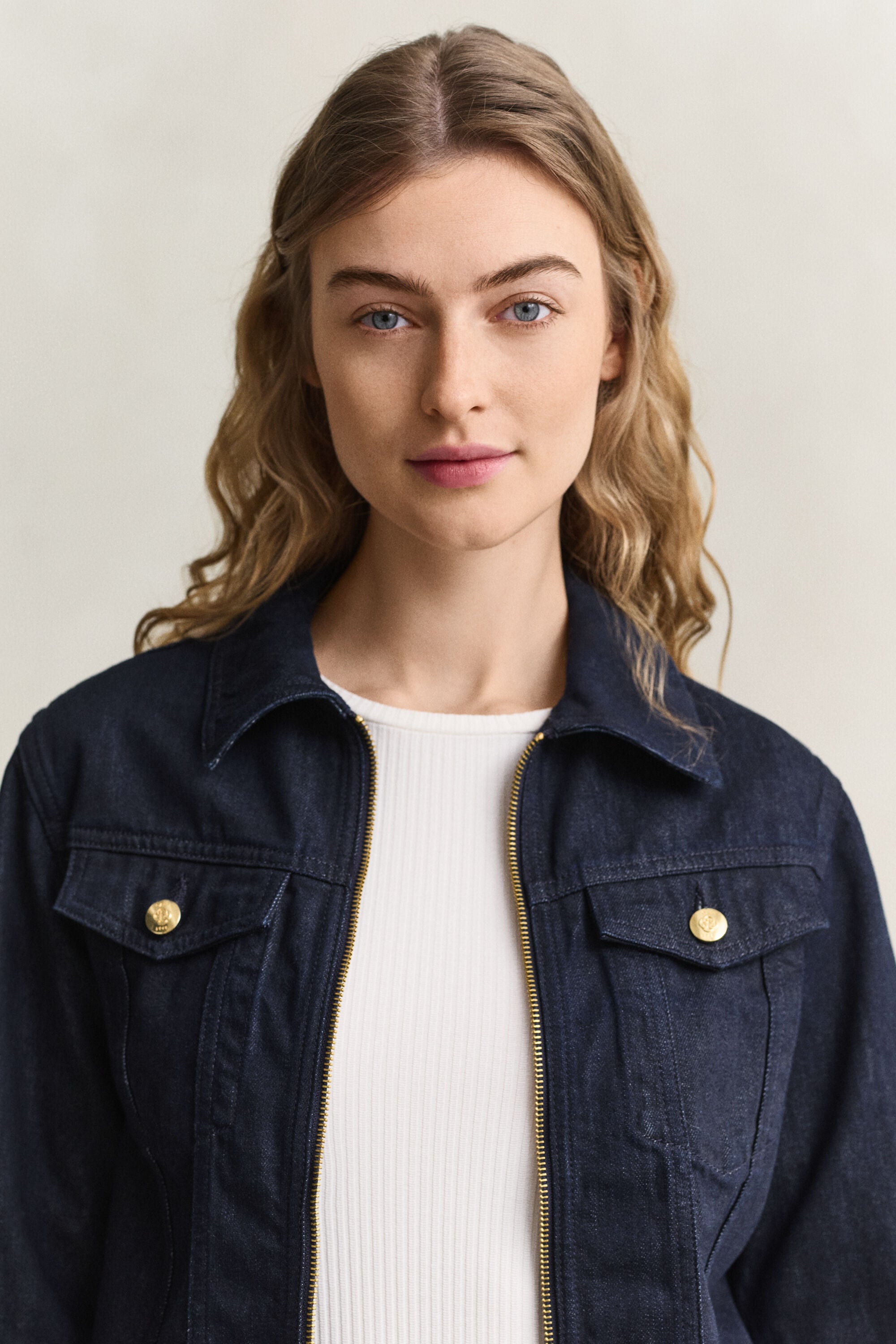 Tætsiddende denimjakke